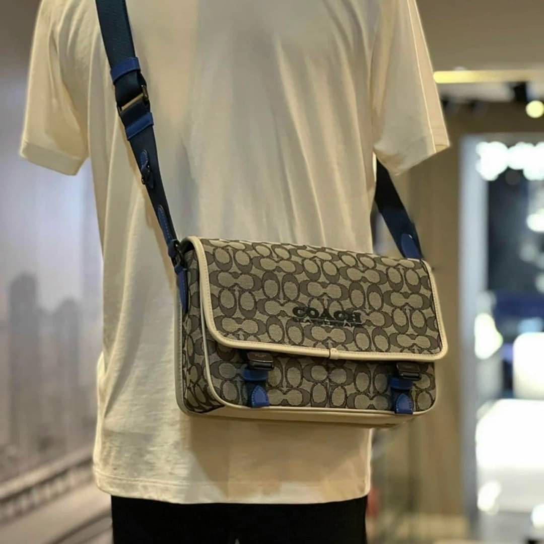 Coach C9158 League Messenger Bag Crossbody Sling Bag ใหม่ล่าสุด คอลที่หนุ่มๆก็ต้องใจละลายไม่แพ้สาวๆ กับกระเป๋าสะพายทรงแมสเซนเจอร์ ดีไซน์ทรงคลาสสิคใช้งานง่าย ดีเทลน้อยแต่มาก!! ดูดีดูแพงเกินเบอร์ไปเลย ภายในเป็นช่องโล่ง มีช่องแยก แบ่งสัดส่วนได้ดีมากๆ มาพร้อม