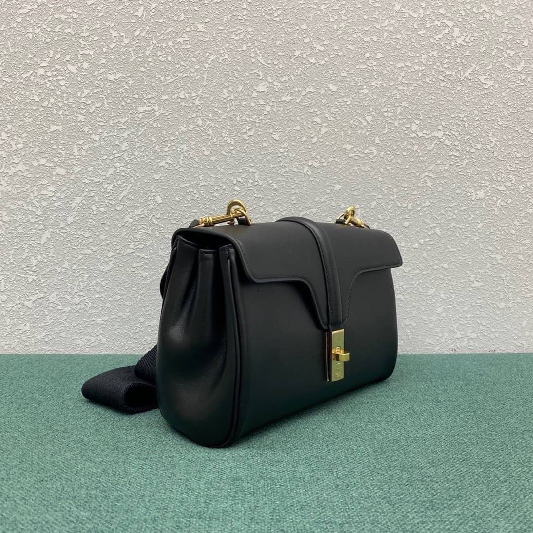 CELINE Teen Soft 16 In Smooth Calfskin / CELINE TRIOMPHE CROSSBODY BAG กระเป๋าสุดเรียบง่ายคงความสไตล์เซลีนเป็นอย่างดี ดีไซน์สวยหรูสุดคลาสสิคหนังเรียบสวยอยู่ทรงเปิดปิดด้วยฝาปิดล๊อคบิดโลโก้แบรนด์อะไหล่ทองวิ้งๆภายในมีช่องแบ่งเป็นสัดส่วนและมีช่องซิปหัวซิปแบรน