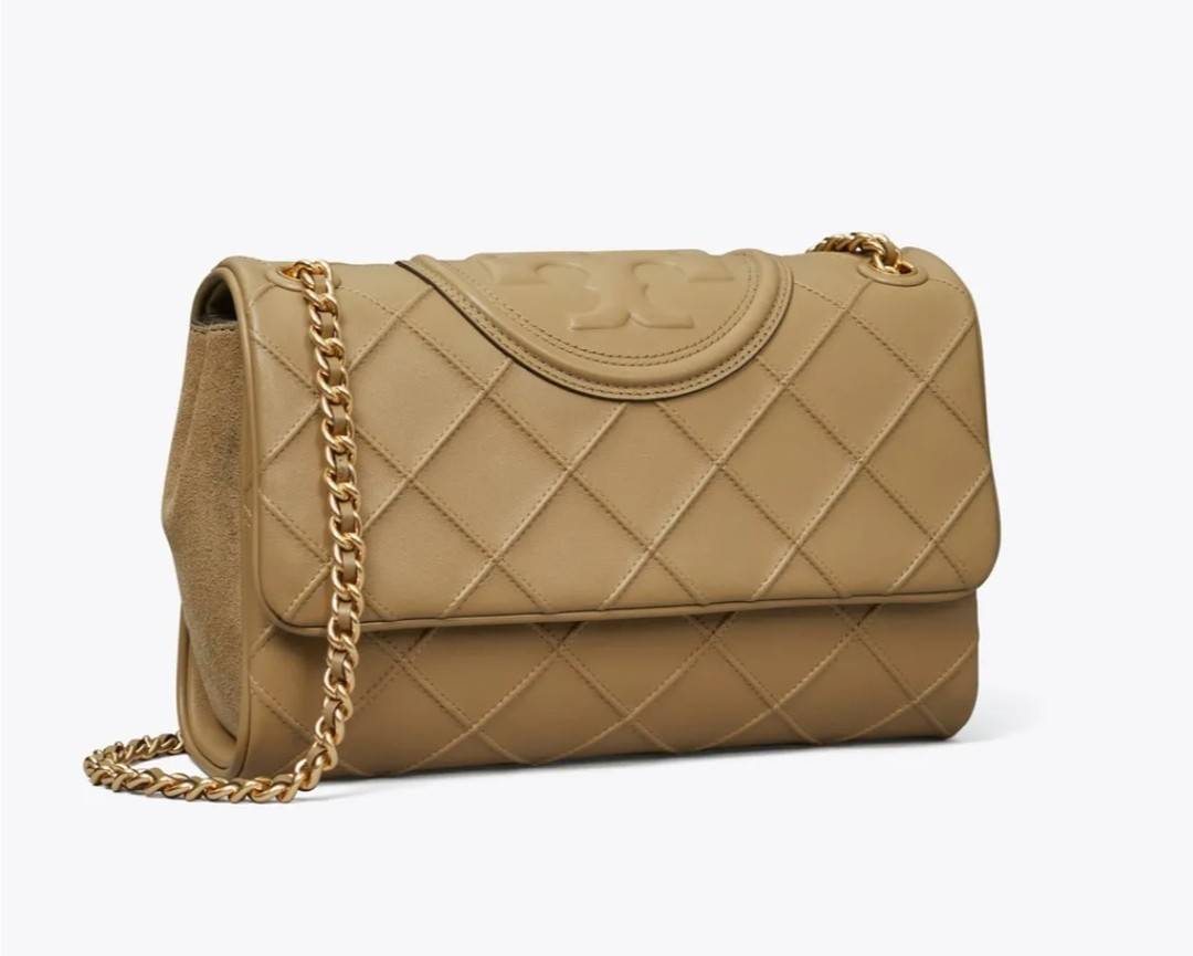 TORY BURCH FLEMING SOFT CONVERTIBLE SHOULDER BAG รุ่นหายาก กับดีไซน์ใหม่ล่าสุด มาพร้อมเสิร์ฟความสวยถึงบ้านไปเลย กับกระเป๋าสะพายไหล่ขนาดกำลังสวย หนังแท้นิ่มเต็มใบ สัมผัสสบายมือ