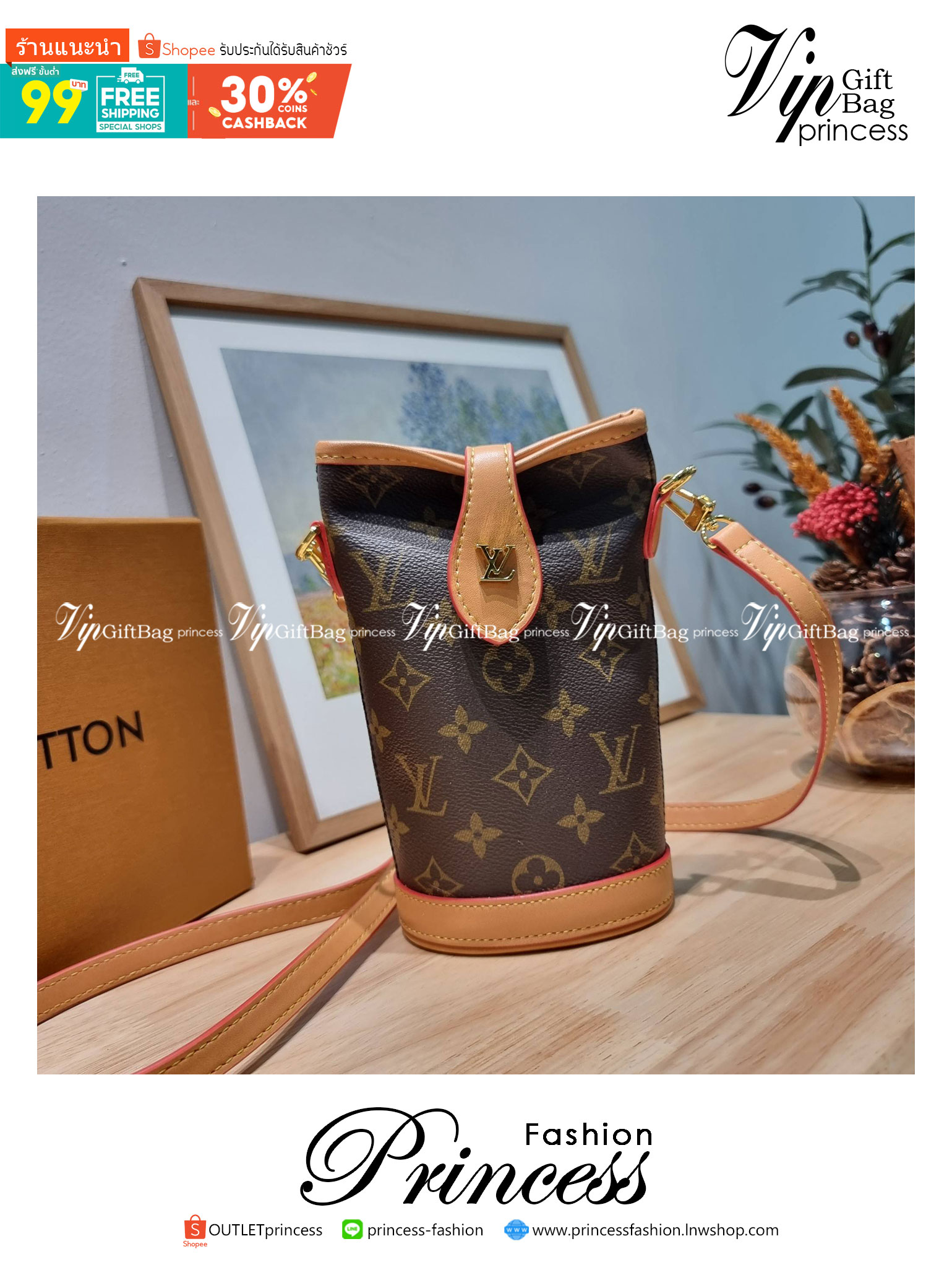 LV FOLD POUCH กระเป๋าสะพายไซส์มินิ น่ารักน่าใช้ มีความกะทัดรัด ไม่เกะกะ แต่สามารถใส่ของจำเป็นได้ ใส่โทรศัพท์ กระเป๋าสตางค์ใบเล็กได้ รูปทรงสวย วัสดุหนังแคนวาส ปากกระเป๋ามีกระดุมแม่เหล็กคาด ใช้งานได้สะดวกยิ่งขึ้น ภายในเป็นช่องโล่ง มาพร้อมสายครอสถอดออกได้ ปร