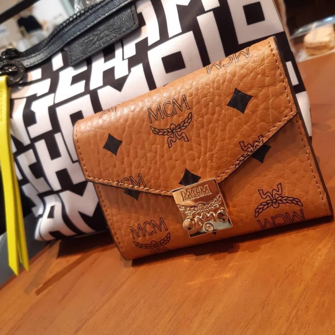 M.C.M PATRICIA THREE-FOLD WALLET IN VISETOS กระเป๋าสตางค์ใบเล็ก รุ่นฝาพับ unisex ใช้ได้ทั้งหนุ่มๆและสาวๆน้า ใช้งานง่าย ด้วยกระดุมโลโก้ พกพาง่าย วัสดุหนังแคนวาสคุณภาพดี ภายในเป็นหนังแท้ นิ่ม สวย ใส่บัตรได้เยอะ ใส่ธนบัตรได้ทุกชนิด ในช่องมีที่ใส่บัตรพิเศษภาย