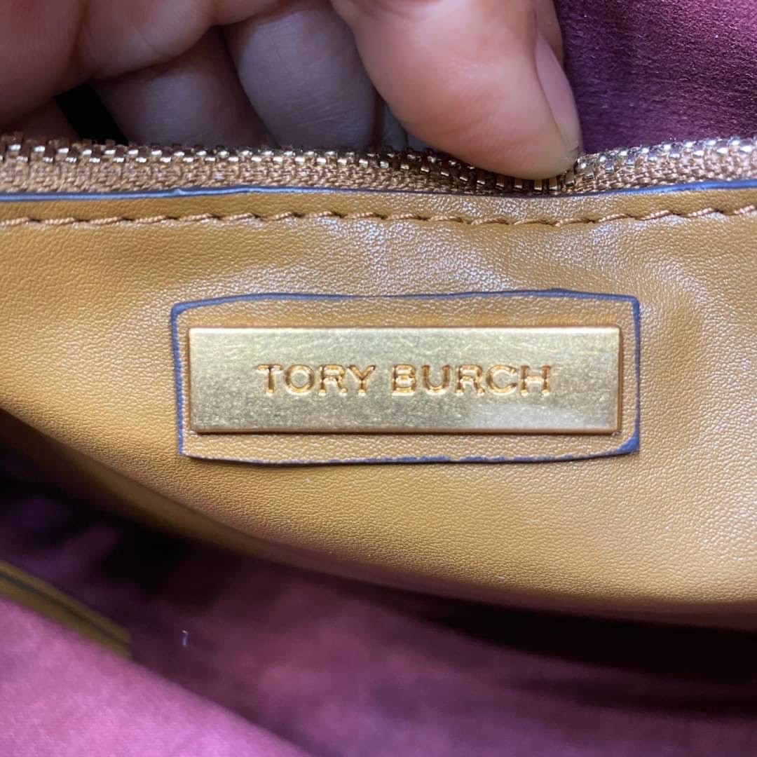 Tory burch t monogram jacquard drawstring hobo กระเป๋าถือและสะพายข้างทำจากผ้าใบ jacquard ตัดด้วยหนังแท้ อีกหนึ่งคอลเลคชั่นจาก T monogrameที่ออกแบบมาในรูปทรงกระเป๋า hobo ทรงสวย มีสไตล์เป็นทรงที่สาวๆนิยมใช้