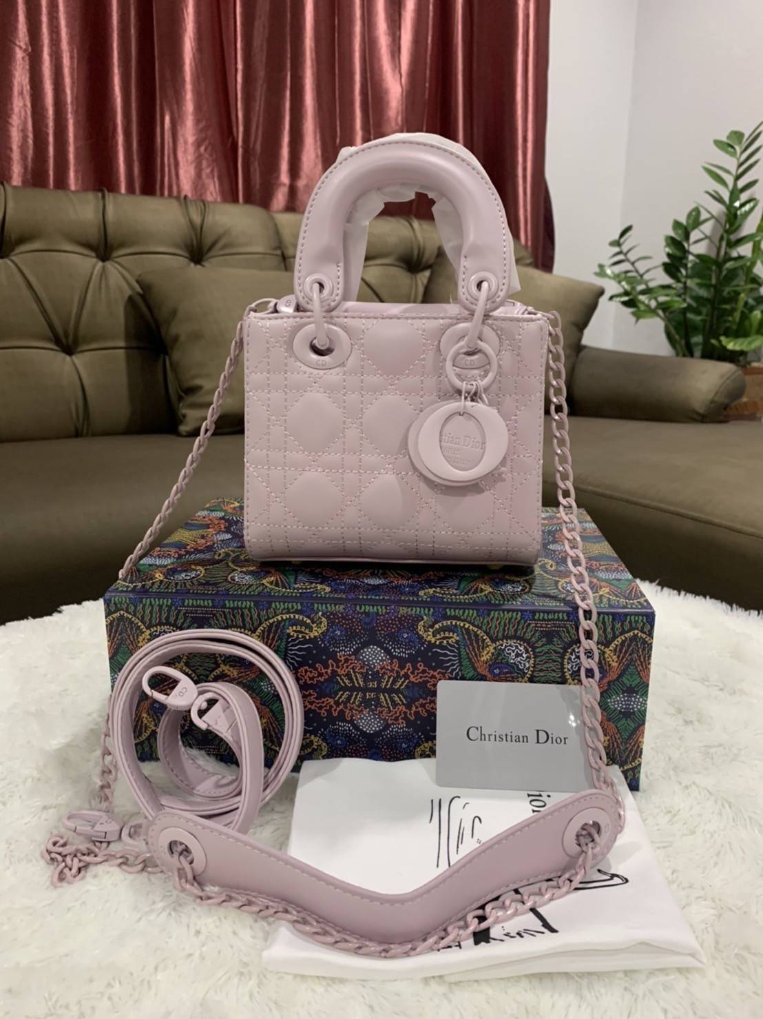 VIP 】MICRO LADY DIOR BAG Cloud ฺBlack & Pink My ABC Cannage Lambskin : VIP GIFT WITH PURCHASE (GWP) พรีเมี่ยมกิ้ฟ Limited Edition จาก DIOR DUTYFREE COUNTER ความสง่างามอีกหนึ่งรุ่นของ Dior รูปทรงสีเหลียม ขนาดกระทัดรัด อะไหล่เข้ากับสีกระเป๋า ตั้งอยู่ทรง ฐาน
