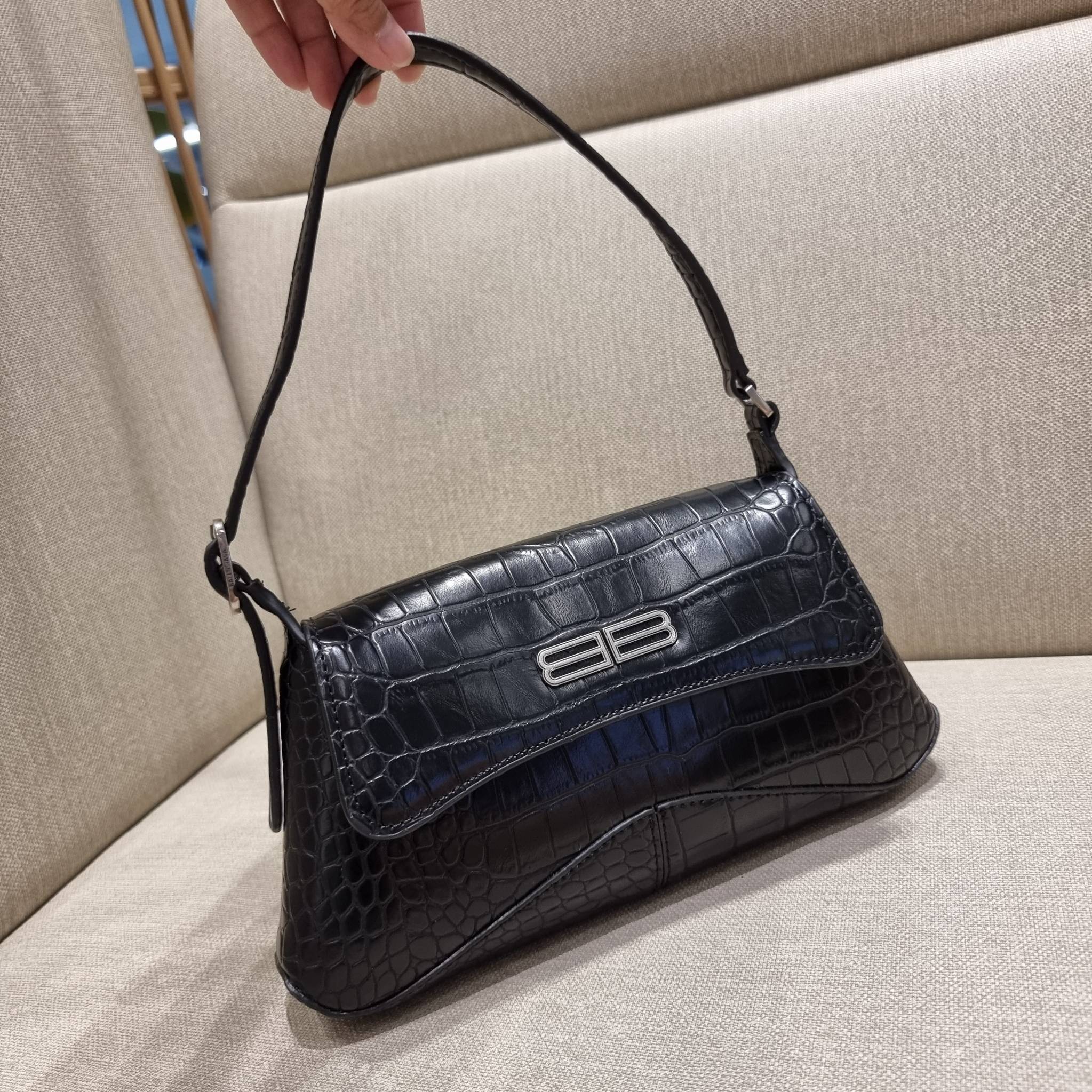 Balenciaga XX small flap bag กระเป๋าสะพายดีไซน์สวยเลิศ!! ไม่ซ้ำ เอกลักษณ์ที่โดดเด่นด้วยรูปทรง และขนาดที่กำลังเหมาะใช้งาน พร้อมดีไปหมด!! วัสดุหนังลายจระเข้ ขึ้นเงาคมชัด เปิด-ปิดด้วยกระดุมแม่เหล็ก ภายในกระเป๋าเป็นช่องโล่ง ใส่ของสำคัญจุกจิกพอได้ พกพาได้แบบไม