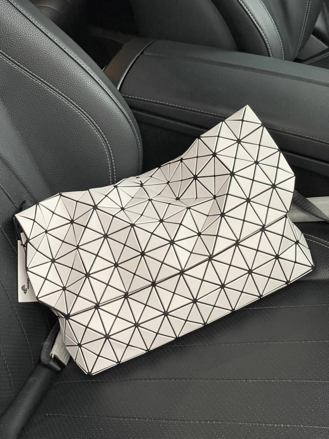 Baobao Issey Miyake Prism Sac ชาวมินิมอลทั้งชายและหญิงต้องถูกใจรุ่นนี้ เพราะ Prism Sac เป็นกระเป๋าแบบ unisex ที่มาพร้อมกับความเรียบง่ายของวัสดุเนื้อแมตต์ แต่ให้ลุคสไตล์เท่แบบคูลๆ โดดเด่นด้วยดีไซน์ที่ออกแบบมาให้ใช้งานที่ง่าย ตอบโจทย์ทุกสถานการณ์ฝาพับแบบเปิ