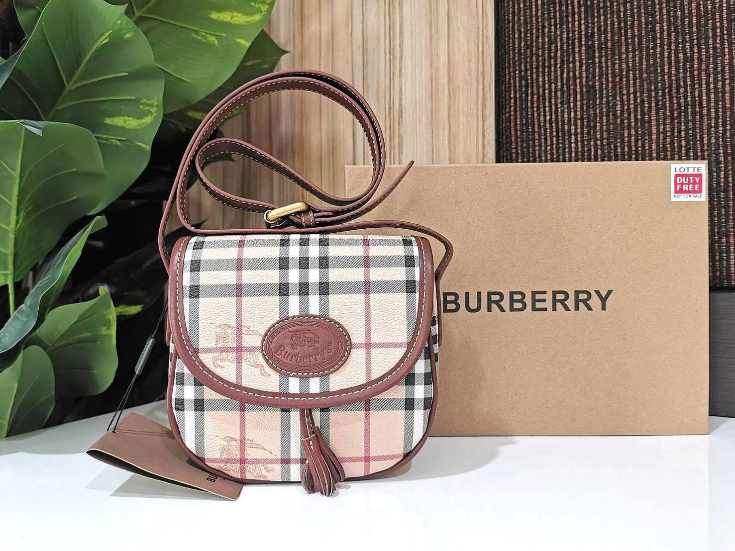 BURBERRY FRAGRANCES VINTAGE CROSSBODY BAG GiFT WITH PURCHASE (GWP) กระเป๋าสะพายพรีเมี่ยมกิ๊ฟ Limited Edition จากเคาน์เตอร์ BURBERRY FRAGRANCES วัสดุหนังแท้ขึ้นลาย Burberry Vintage Signature สวยหรูสุดคลาสสิค เปิดปิดฝาปิดกระดุมแม่เหล็ก ภายในมีโลโก้และช่องซิ