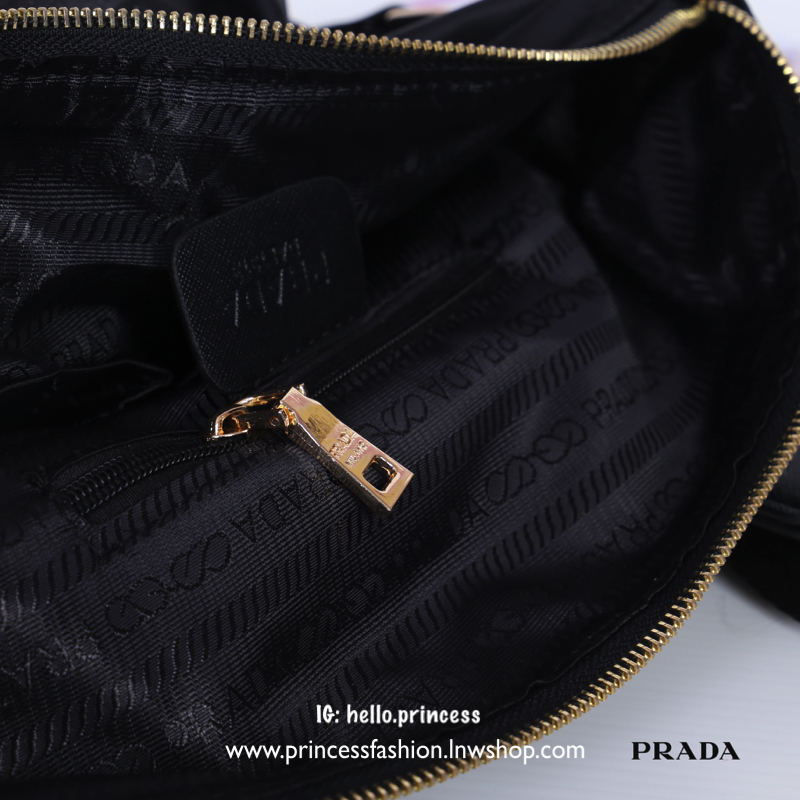 PRADA TESSUTO NYLON TRAVEL BAG สินค้า Premium gift จากเค้าเตอร์แบรนด์ต่างประเทศ รุ่น Limited edition แท้💯 กระเป๋าเดินทาง/ ฟิตเนส ดีไซน์เกร์ๆ สวยๆ ตามแบบฉบับแบรนด์ วัสดุผ้าไนล่อน เนื้อหนา คุณภาพดี อะไหล่ทองสวยหรู ดูแพง รุ่นนี้ถือหรือ สะพายไหล่ จะได