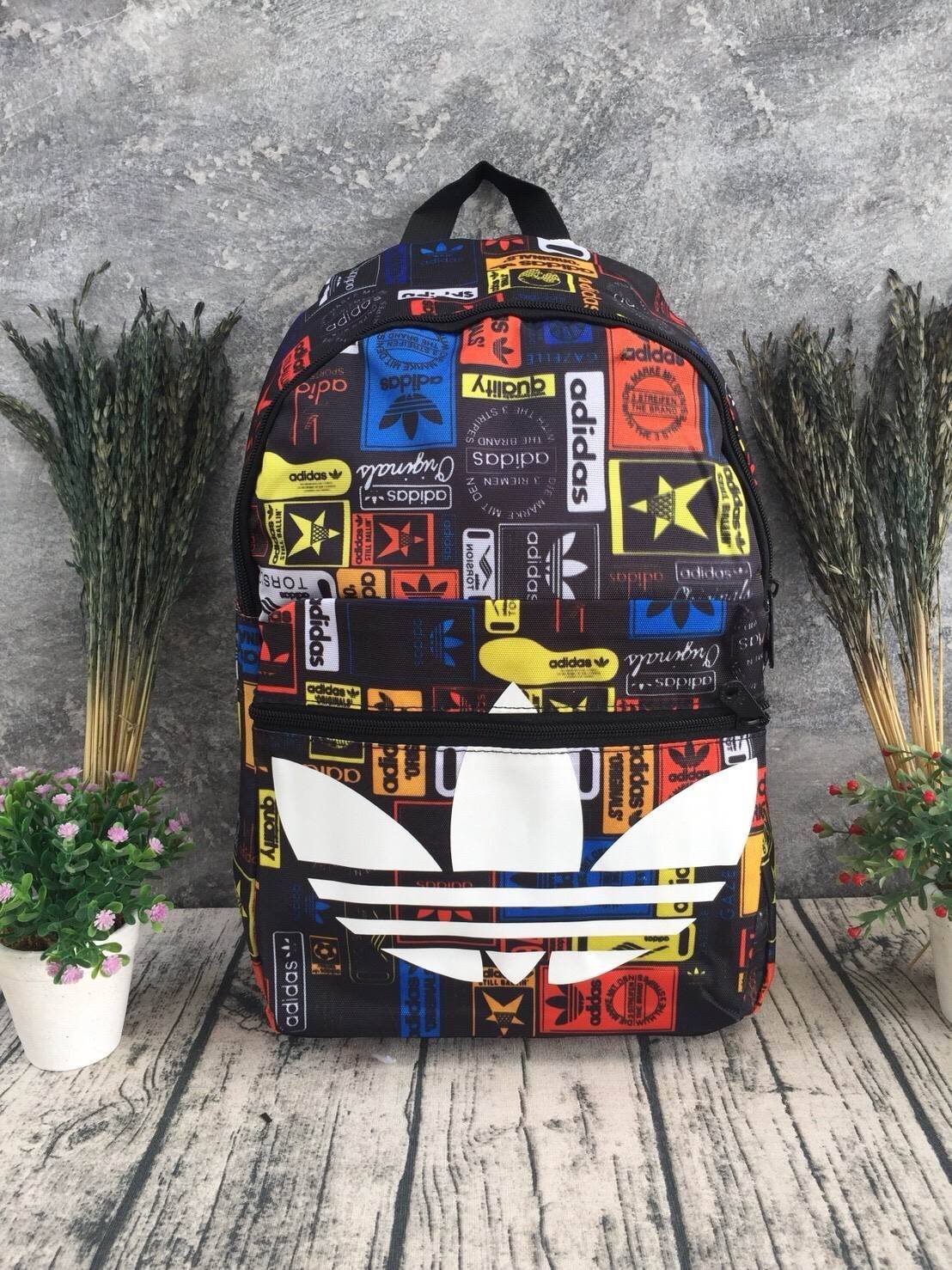 ADIDAS WOMEN ORIGINALS CROCHITA CLASSIC BACKPACK กระเป๋าเป้ แบบใหม่ล่าสุด พิมพ์ลายคลาสสิค ใช้เป็นกระเป๋านักเรียน หรือเป้กีฬาได้ ช่องใส่ของใหญ่แยกช่องสำหรับใส่หนังสือ และมีช่องหน้าใส่ของจุกจิก รูปแบบสวยทันสมัย ใช้ได้ทั้งชาย-หญิง วัสดุคุณภาพดี กันน้ำได้