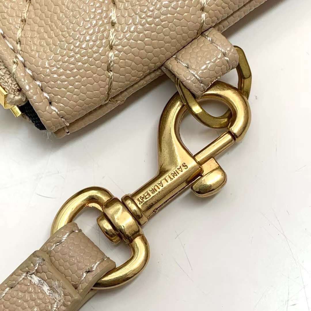 YSL Clutch Pouch in Matelasse Leather Bag กระเป๋าทรงคลัช/ทรงพอชสุดชิค ดีไซน์เรียบหรู โดดเด่นด้วยโลโก้ด้านหน้า เพิ่มดีเทลความผู้ดี พกพาง่าย ใช้งานสะดวกพร้อมสายคล้องมือ