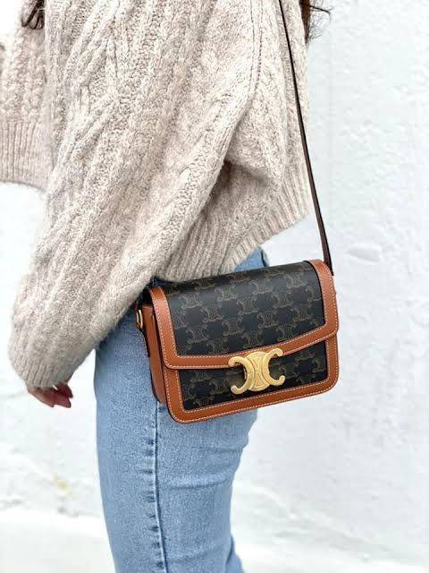 VIP 】Celine TEEN MEDIUM TRIOMPHE BAG IN TRIOMPHE CANVAS สาวๆที่กำลังมองหากระเป๋าน่ารักเอาไว้ใช้ในวันสบาย ๆ แต่ไม่รู้เลือกกระเป๋า Celine รุ่นไหนดี แนะนำรุ่นนี้เลยคะ เป็นกระเป๋าสะพายข้างขนาดกำลังดี สวยแบบคลาสสิก หรูหราด้วยแคนวาสเคลือบลาย Triomphe อีกทั้งยัง