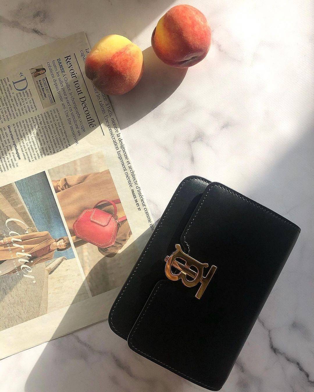 พรีเมี่ยมกิ๊ฟแท้ 100% 】BURBERRY FRAGRANCES CROSSBODY BAG VIP GIFT WITH PURCHASE (GWP) กระเป๋าสะพายพรีเมี่ยมกิ๊ฟ Limited Edition จากน้ำหอม BURBERRY DUTY FREE วัสดุ Calfskin หนังเรียบสวยอยู่ทรงดีไซน์ยอดนิยมประดับโลโก้แบรนด์ทองด้านหน้า