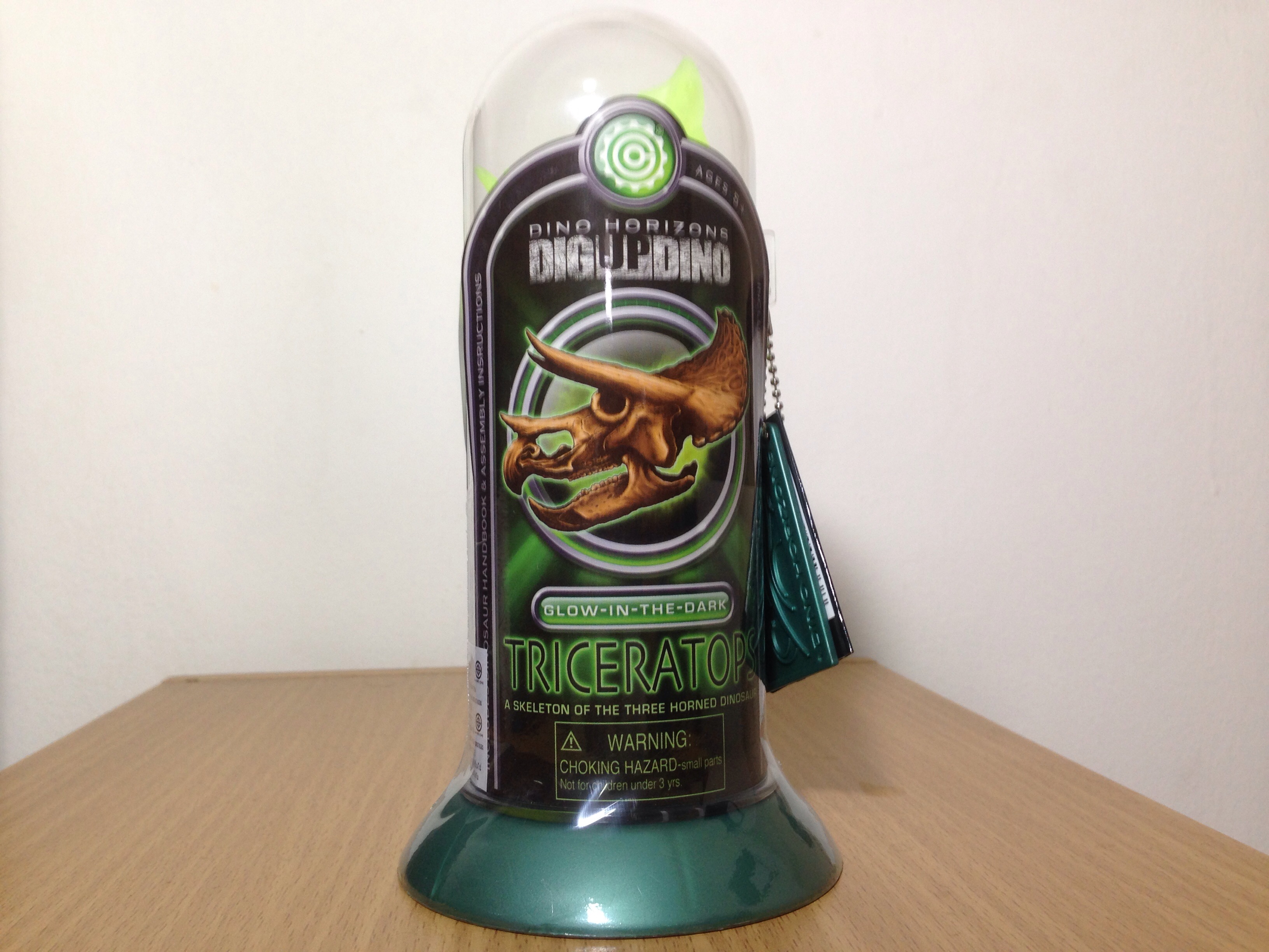 โครงกระดูกไดโนเสาร์เรืองแสง