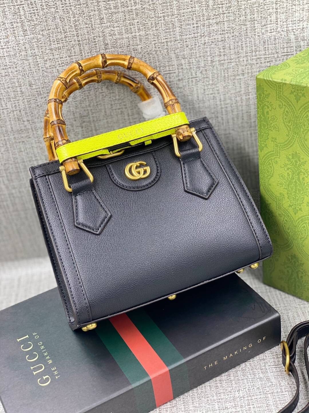 VIP GIFT 】หนังแท้ GUCCI Diana mini tote bag กระเป๋างานหูไม้ไผ่สุดคลาสสิก ดีไซน์มาใหม่พร้อมเข็ดขัดหนังสีสะท้อนแสงประดับตรงหูกระเป๋า ขนาดมินิกำลังน่ารักเลยค่ะ วัสดุหนังแท้ อะไหล่ทอง งานสวยตั้งอยู่ทรง มีสายสะพายยาว 1เส้น สามารถปรับระดับได้-ถอดได้ งานเก๋ไก๋ที