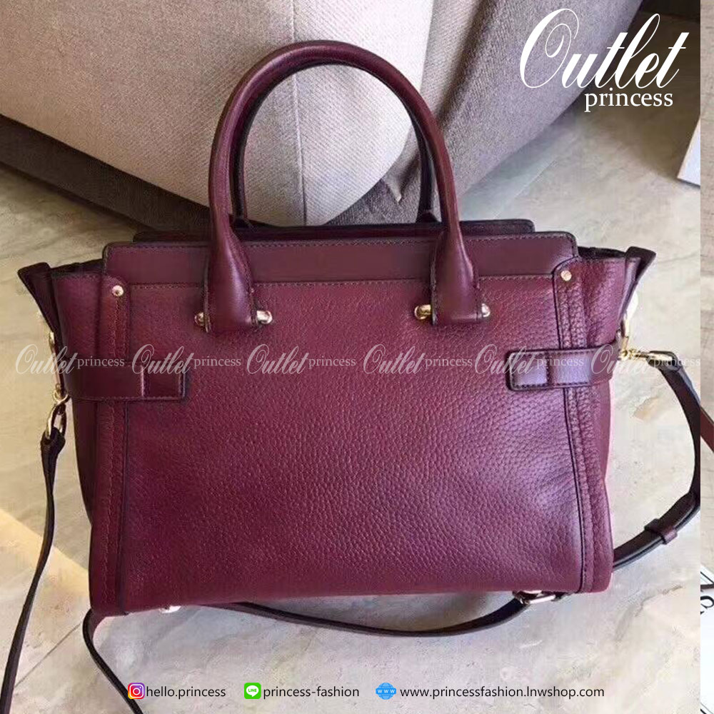 Coach Swagger 27 Pebble Leather Satchel Black Detail : กระเป๋าcoach ทรงสวย ไม่มีวันเฉย ดีเทลด้านหน้ากระเป๋าเยอะ ชิคไปอีกแบบ ภายในกว้าง ใส่ของได้มาก แถมจะถือก็ได้ หรือ สะพายกระเป๋าก็ดี มีจำนวนไม่เยอะ ใครยังไม่มีใบนี้ รีบจับรีบจองกันเลยนะคะ