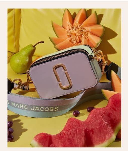 Marc Jacobs Snapshot Bag กระเป๋าแบรนด์ดังจากสัญชาติอเมริกัน นับได้ว่ารุ่นนี้เป็นรุ่นทรงฮิตเลยทีเดียว โดยด้านหน้ากระเป๋าจะเป็นโลโก้แบบโลหะที่เป็นสัญลักษณ์ของแบรนด์นี้ มาพร้อมสายสะพายที่จะสะพายยังไงก็ดูโดดเด่น เพราะขนาดใหญ่ที่สกรีนตัวอักษรโลโก้ ในรูปแบบต่าง