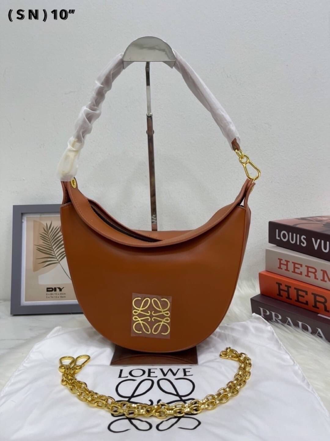 LOEWE Luna half moon hobo bag ใหม่ล่าสุดก่อนใคร สวยได้ไม่ต้องรอ กับคอลใหม่ลุคลูกคุณ รูปทรงยอดฮิต ตอบโจทย์ได้ทุกลุค ทุกไลฟ์สไตล์ ใช้งานได้ง่ายคล่องตัว