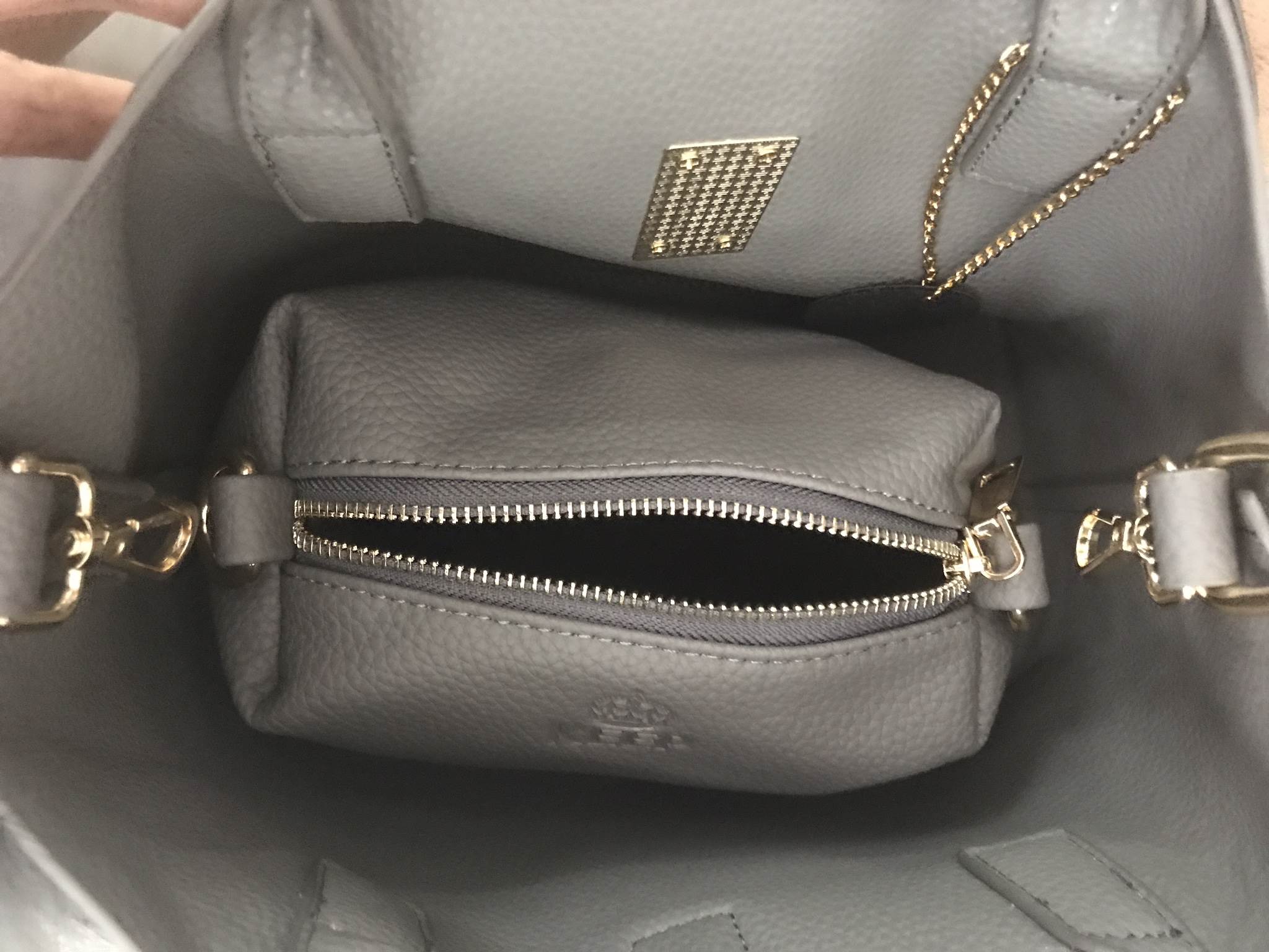 New color new choose 💘• KEEP LALA BAG • พร้อมส่ง 2 ขนาด ตามการใช้งาน 👑สวย หรู เวอร์วัง อีกแล้วค่า กับกระเป๋า 2 in 1 ปรับเก็บทรง ได้ถึง 2 แบบ มาพร้อมพวงกุญแจ ปอมปอม ฟรุ้งฟริ้ง น่ารักมาก คะ ตัวกระเป๋าเป็นหนังเนื้อดีที่สุด เนื้อนิ่ม ลายหนังสว