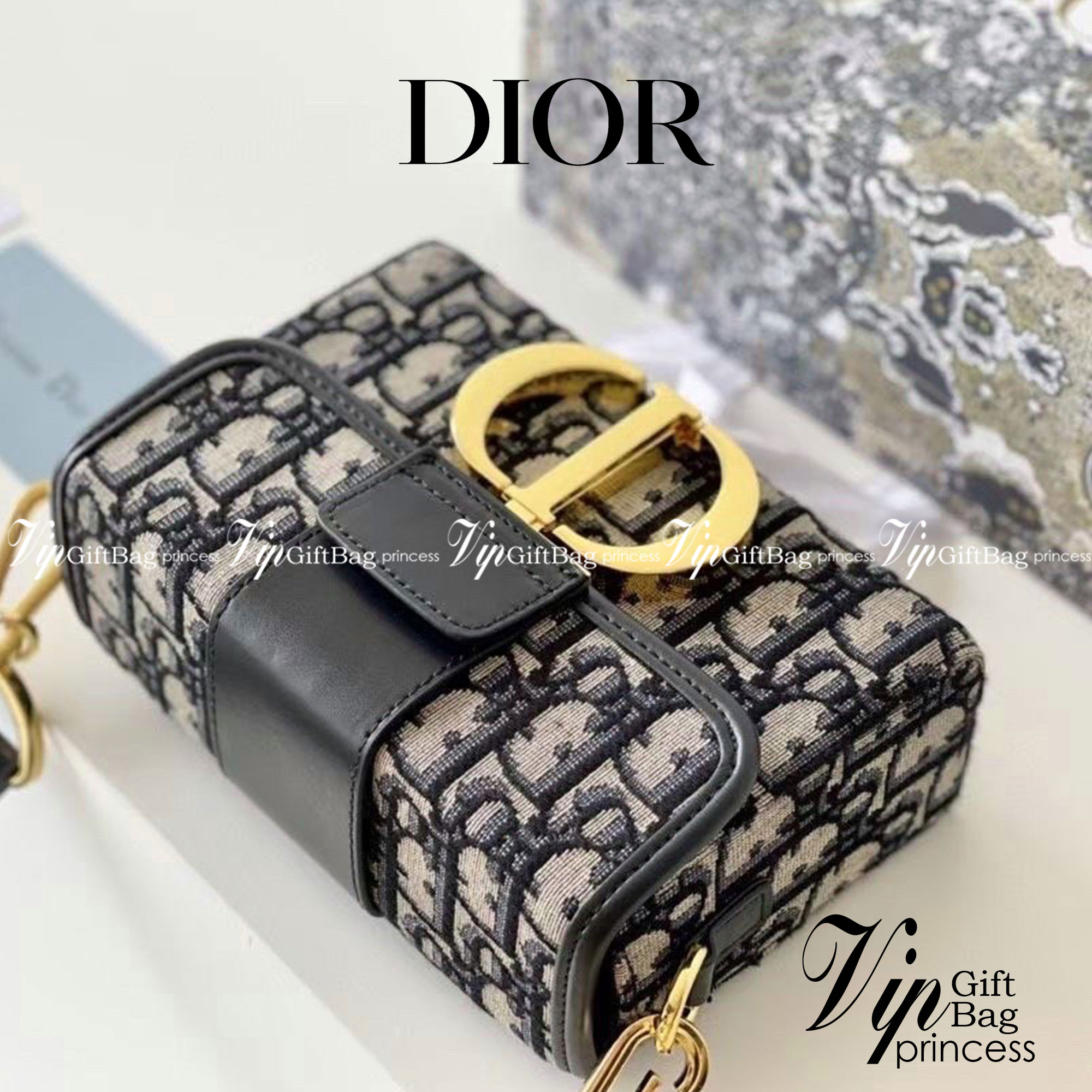 DIOR MINI BAG 7" กระเป๋าสะพายทรงกล่องเปิดหน้า แต่งอะไหล่CD ด้านหน้า มาพร้อมสายสะพายสามารถปรับระดับได้ ทรงสี่เหลี่ยมหนังเรียบสวยหรูอยู่ทรง ภายในโล่งมีโลโก้สามารถใส่มือถือของใช้จุกจิกได้ มาพร้อมถุงผ้ากล่องแบรนด์ รุ่นตามหานะคะ กำลังฮิตสุดๆ ภาพถ่ายจากสิน