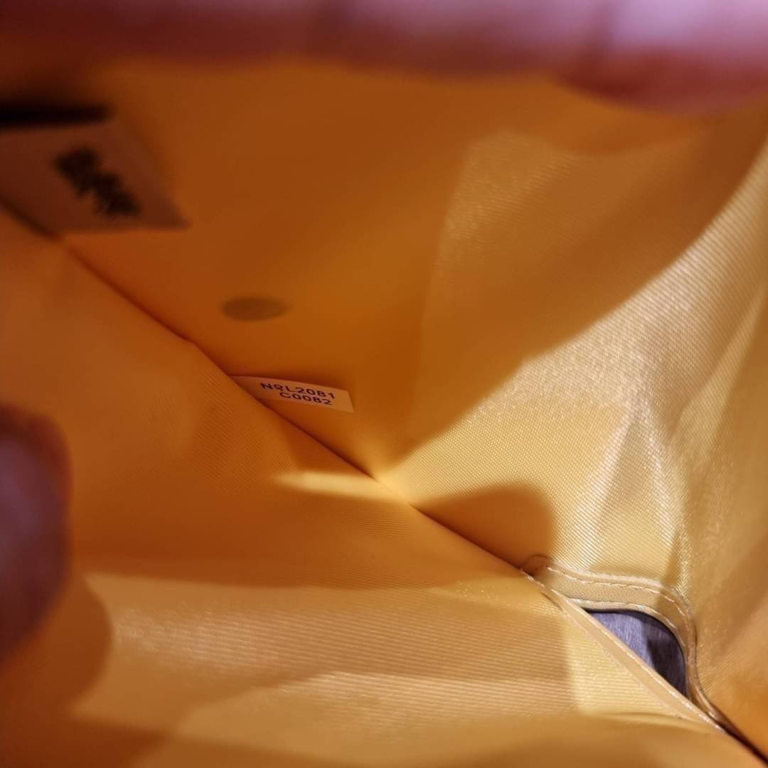 COACH C0082 MEDIUM CORNER ZIP WALLET IN SIGNATURE CANVAS ฉุดยังไงก็ไม่อยู่กับความปังของรุ่นนี้ ดีไซน์ใหม่สวยซ่อนหรู กระเป๋าสตางค์ใบกลาง 👛 เป็นไอเท็มสุดฮิต ที่ไม่ควรพลาด พกพาสะดวก ขนาดกำลังเหมาะมือ วัสดุหนังแคนวาสเคลือบลาย ภายในมีช่องใส่บัตร ใส่ธนบ