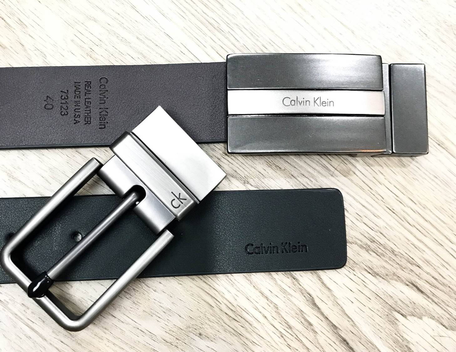 ห้ามพลาด! เซทสุดคุ้ม! ซื้อ1ได้ถึง2! CALVIN KLEIN REAL LEATHER BELT VALUE PACK Limited Edition เข็มขัดหนังแท้ พร้อมหัวเข็มขัด2แบบคุณภาพดีตามแบบฉบับของแบรนด์ สายเข็มขัดสามารถกลับด้านใช้ได้ทั้งสีดำและสีน้ำตาลเหมือนมี2เส้น2หัวสลับใช้ได้ไม่จำเจ มาพร้อมถุงกระดา