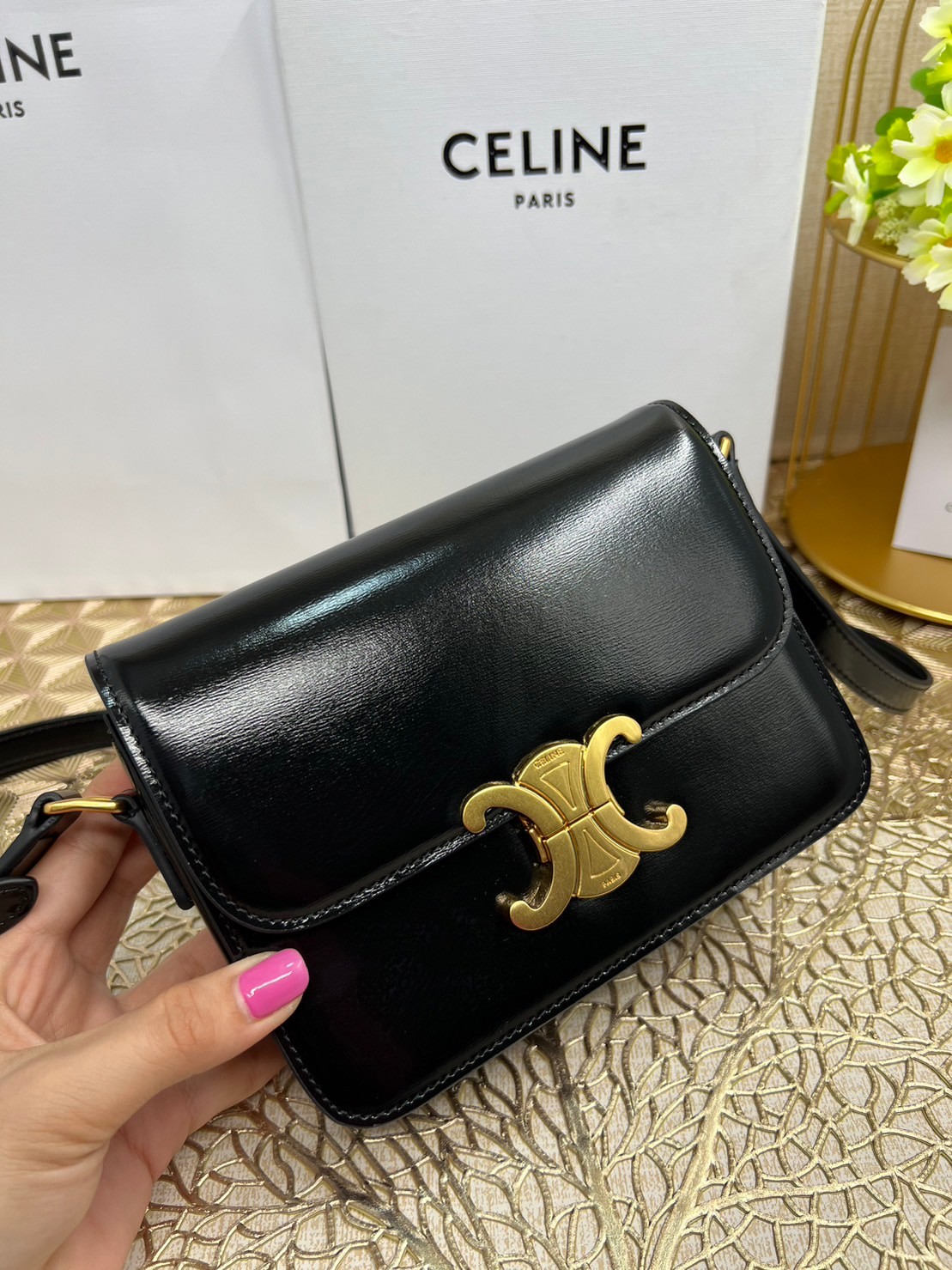 TEEN 18cm : CELINE TEEN TRIOMPHE BAG IN SHINY CALFSKIN / Celine Triomphe Bag / Celine Bag พร้อมส่ง 7 สี เกรดออริ 1:1 กระเป๋าแบรนด์หรูที่ควรมีแห่งปี รูปทรงสี่เหลี่ยมรุ่นฮอตฮิตของเหล่าดาราและเซเลบทั้งหลาย ดีไซต์เรียบหรู