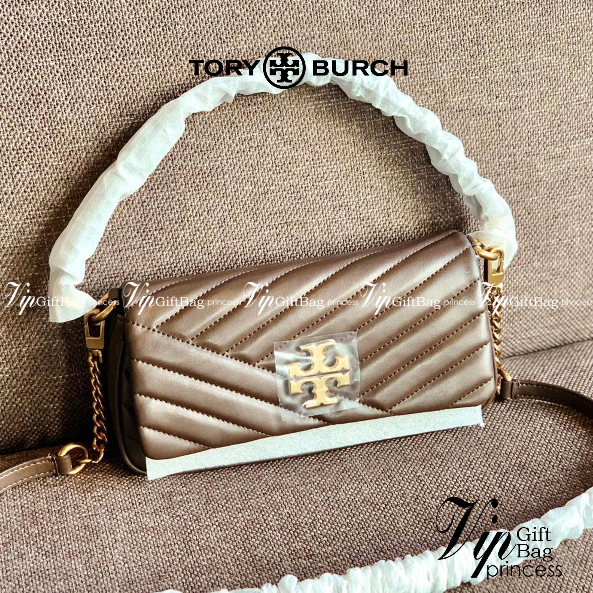 สีออกใหม่ แถมหายากด้วยค่าา! TORY BURCH KIRA CHEVRON SMALL FLAP SHOULDER BAG พร้อมส่งที่ไทย จำนวนจำกัดค่ะ! ✔️กระเป๋าคล้องไหล่หรือสะพายข้างได้ เปลี่ยนลุคดูไม่จำเจ 🔺หนังแกะแท้ ซึ่งจะคุณภาพดี เงา นิ่ม และราคาสูงกว่าหนังวัวนะคะ!