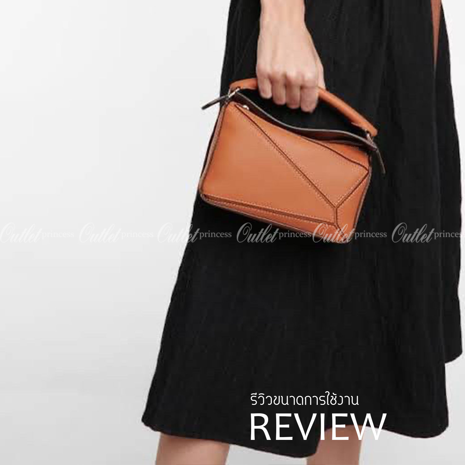 Loewe Nano Puzzle bag in classic โลเอเว่ (LOEWE) อีกหนึ่งกระเป๋าแบรนด์ดังจากสเปน ภายใต้คอลเลคชั่นใหม่อันร่วมสมัยของแบรนด์ มีความเป็นคลาสสิคและโมเดิร์นทันสมัย กระเป๋าที่มาในรูปแบบสี่เหลี่ยมผืนผ้า ที่สามารถใช้งานได้ทั้งแบบหูหิ้ว และแบบ Crossbody ด้านในมีช่อ