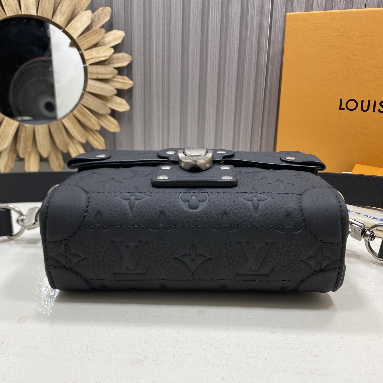 TOP ORI หนังแท้ | LV Soul Trunk Bag Taurillon leather with Monogram pattern กระเป๋าสะพายทรงทรังค์ ครอสบอดี้ขนาดกะทัดรัด หนังแท้เนื้อนุ่มประทับลาย Monogram หรูหราเป็นเอกลักษณ์ เสริมมุมโดดเด่นดีเทลหนังประณีต