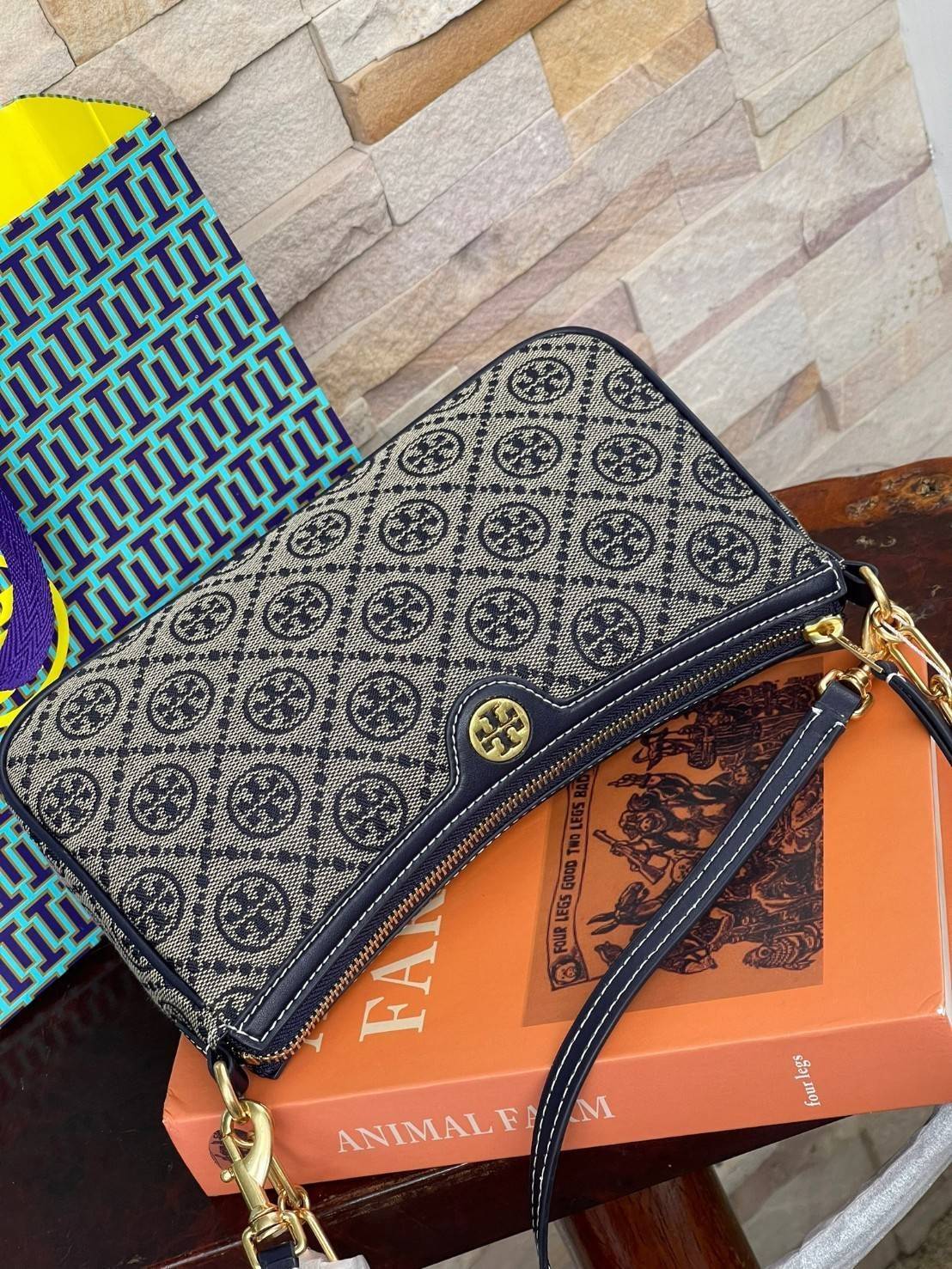 Tory burch T Monogram Jacquard Studio Bag กระเป๋า T Monogram Studio รูปทรงกระทัดรัด มาในสไตล์มินิมอลที่ถูกรังสรรค์อย่างปราณีตด้วยผ้าทอ jacquard เพื่อเฉลิมฉลองโลโก้กราฟฟิก ลวดลายสวยเด่น ดูสะดุดตา ใช้งานได้หลายรูปแบบ การแมทช์กระเป๋าให้เข้ากับการแต่งตัวทุกวั