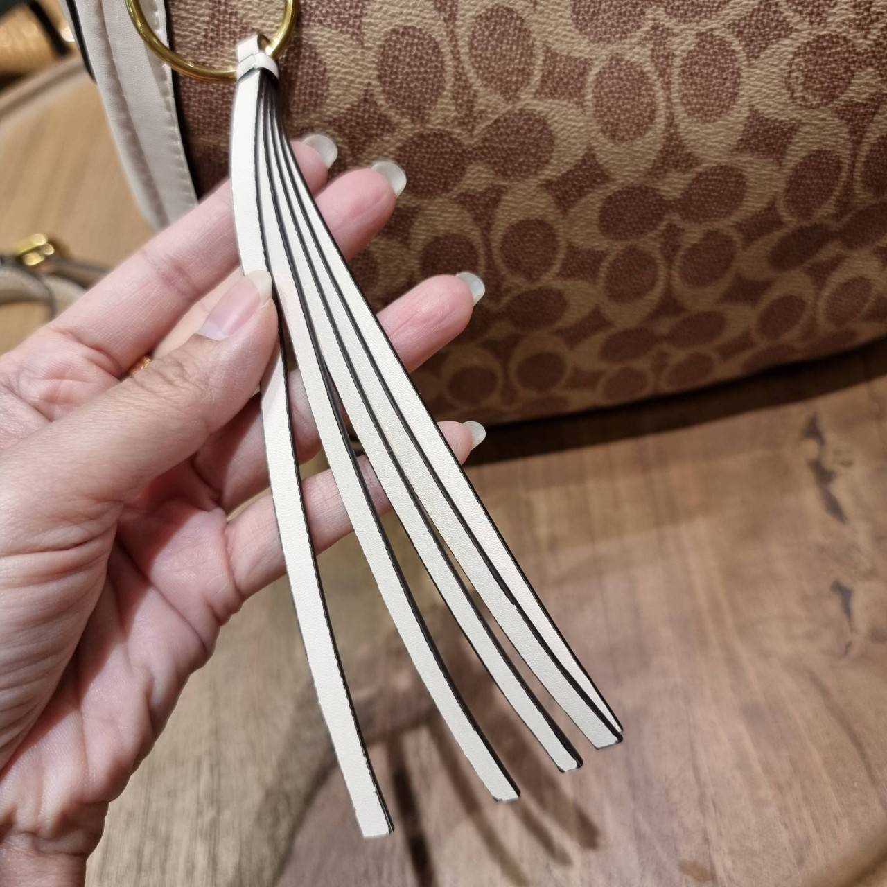 COACH 52577 SUTTON CROSSBODY IN SIGNATURE CANVAS กระเป๋าสะพายไหล่ สวยคลาสสิค สไตล์วินเทจ ใบใหญ่จุใจ วัสดุหนังแคนวาสเคลือบลาย สายคล้องไหล่ในตัว ภายในโล่งกว้าง จุของได้เยอะแน่นๆ มาพร้อมสายสะพาย crossbody ที่จะถอดออก หรือจะสะพายก็เก๋ สวยโดดเด่นแน่นอน พร้อมเส