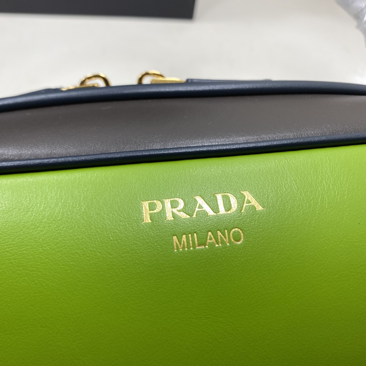 TOP ORI หนังแท้ | Prada Swing smooth leather shoulder bag / Prada Hobo Bag กระเป๋าสะพายสไตน์สปอร์ตเรียบหรูดีไซน์ใหม่เรียบง่าย หนังแท้เรียบสวยสัมผัสนุ่มละมุน โทนสีทูโทนแต่งแต้มสีสันให้โดดเด่น