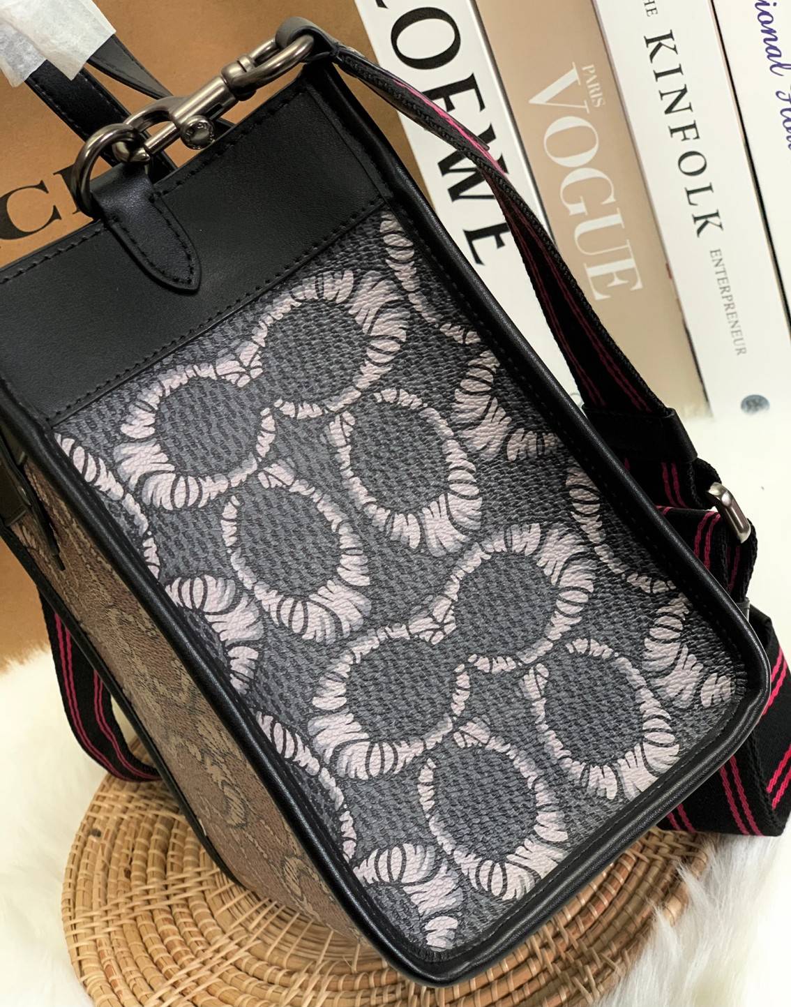 มาสคอตที่รัก 💋 ยังไม่เข้าช๊อปไทย สวยก่อนใครไปเลยจร้าา COACH X MICHAEL B. JORDAN FIELD TOTE 22 IN MUMMIFIED SIGNATURE CANVAS WITH REXY ((C6971)) พร้อมส่งที่ไทยทันทีค่ะ! MICHAEL B.JORDAN ร่มมือกับCoach ออกแบบกระเป๋าทรงTote กนังแท้นิ่มมือ ใหม่ลาสุดมา