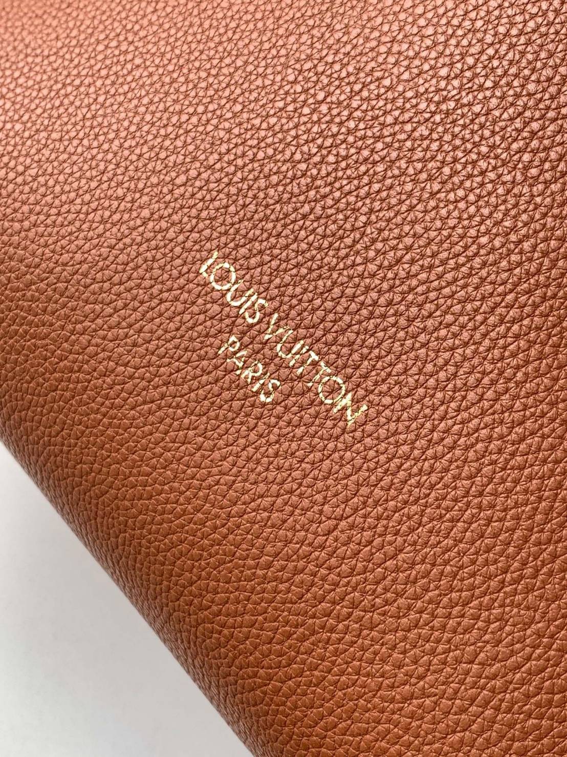 TOP ORI | หนังแท้ LV Low Key Hobo PM Bag เกรดเทียบแท้เทพดีสุด กระเป๋าสะพายทรงโท้ทรุ่นใหม่ เผยความเรียบหรูมีระดับด้วยรูปทรงเรียบง่ายและงานฝีมือประณีตไร้ที่ติ