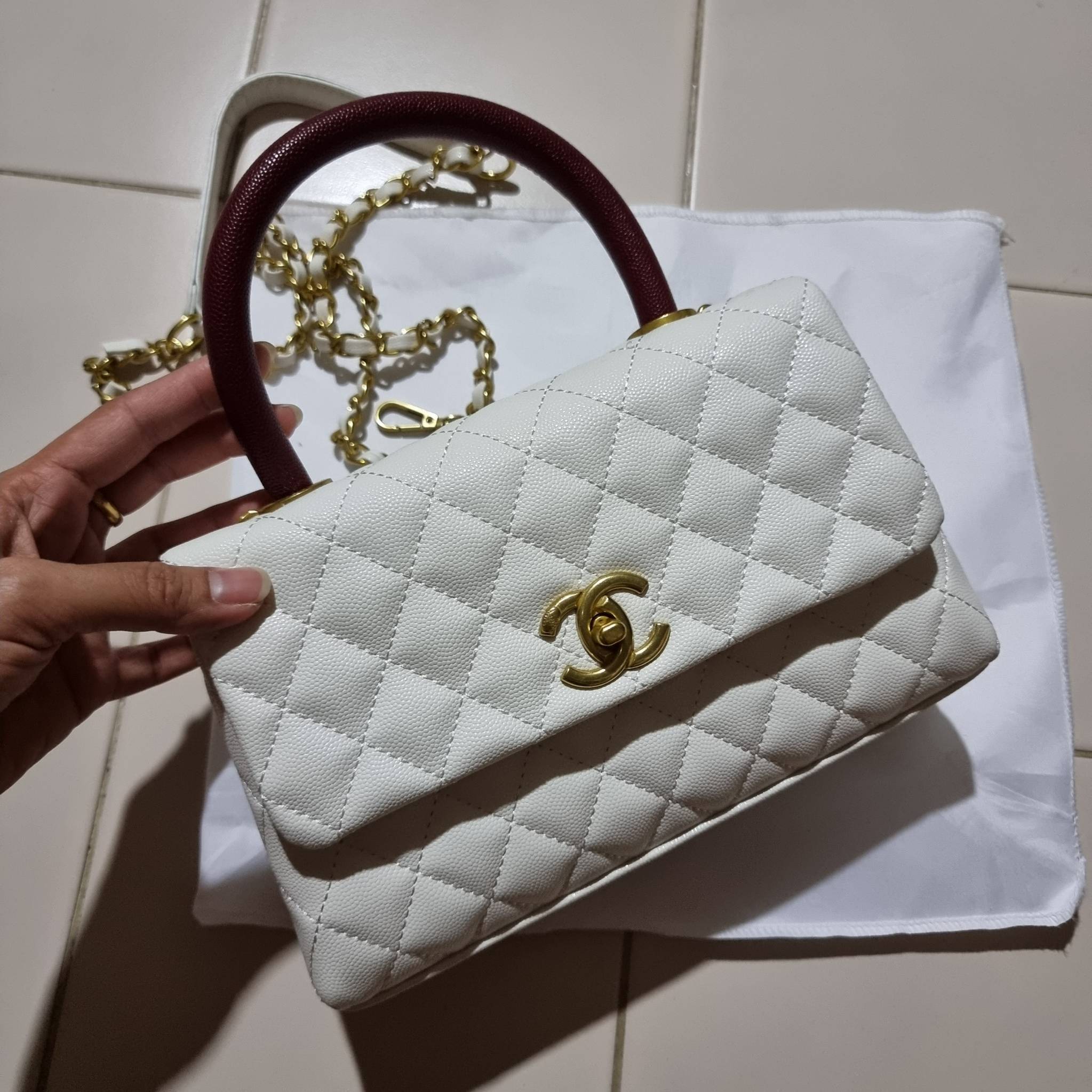 VIP 】รุ่นยอดฮิตตลอดกาล ไซส์กำลังสวย!! จากแบรนด์ Chanel กระเป๋าถือ/สะพาย หนังลายคาเวียร์ โลโก้เด่นชัด เปิด-ปิดกระเป๋าด้วยตัวบิดล็อค อะไหล่สีทองหรู ทรงสวยผู้ดี ภายในกระเป๋ามีช่องโล่งกว้างจุของได้พอสมควร มีช่องซิปแบ่งสัดส่วน ด้านหลังมีช่องเก็บของจุกจิกอีก 1 