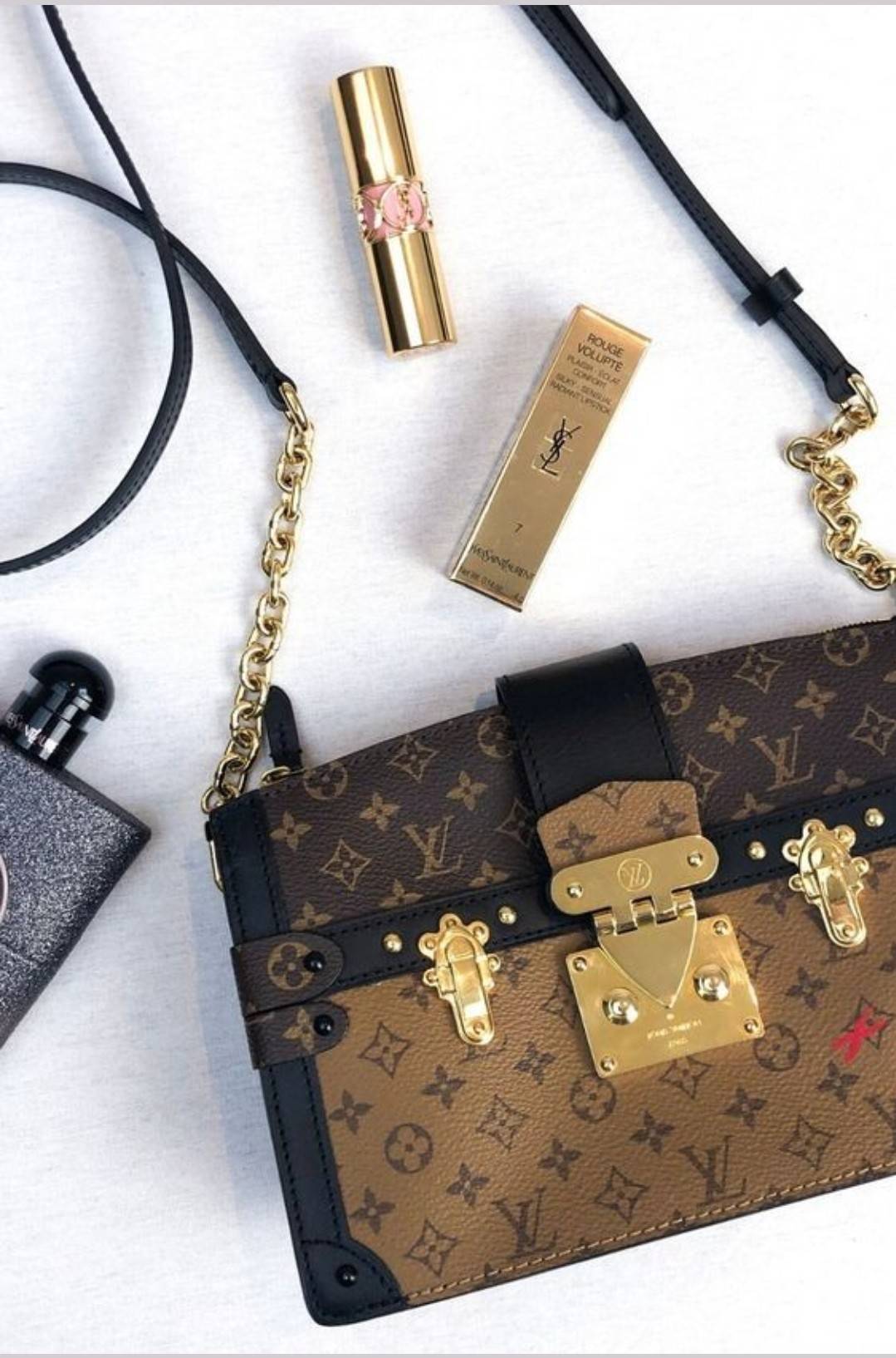 LOUIS VUITTON TRUNK CLUTCH Monogram / LV TRUNK CLUTCH กระเป๋าสะพายกึ่งคลัทช์ ทรงสวย ที่สาวๆเรียกร้อง วัสดุหนังแคนวาส ดีไซน์ทุกอย่างได้ลงตัว หรูหรา ปากกระเป๋ามีสายคาดล็อค และช่องซิปปิด ภายในแบ่งสัดส่วนไว้ดีมากๆ มาพร้อมสายสะพายโซ่สลับหนัง ที่ถอดออกได้ พกเป็