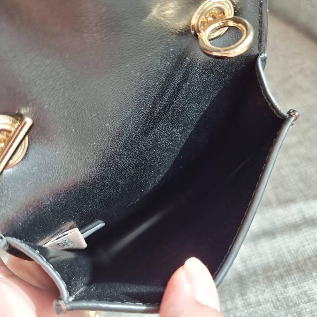 COACH NORTH/SOUTH PHONE CROSSBODY IN SIGNATURE CANVAS F55636 F39955 สุดคลาสสิคกับกระเป๋าสะพายเอนกประสงค์ Case phone ใส่โทรศัพท์มือถือได้ทุกรุ่น ดีไซน์ลายเอกลักษณ์ วัสดุหนังแคนวาสเคลือบลาย ฝาและภายในเป็นหนังสังเคราะห์เรียบ เปิด-ปิดด้วยกระดุม สายสะพายยาวประ