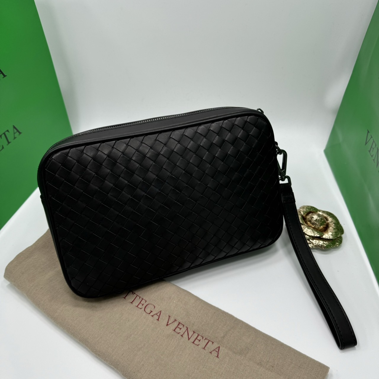 BOTTEGA Clutch Bag / BOTTEGA Intrecciato Pouch With Wristlet กระเป๋าทรงพอช/คลัช มีสายคล้องมือ เท่คลาสสิก ดีไซส์สานเป็นเอกลักษณ์ everyday look เอาใจหนุ่มๆ