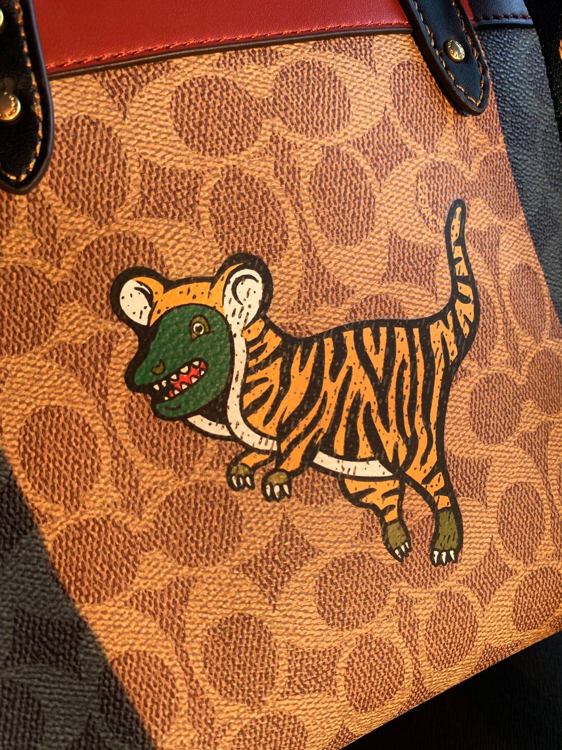COACH LUNAR NEW YEAR FIELD TOTE 22 IN SIGNATURE CANVAS WITH TIGER REXY ((C7767)) 📌พร้อมส่งที่ไทย ต้อนรับปีเสือนี้กันค่าา! กระเป๋าทรงTote หนังแท้สวย 🔺ด้านหน้า สกรีนลาย Tiger Rexy อันเป็นสัญลักษณ์ประจำปีกันเลยค่ะ ปากกระเป๋าเปิดปิดแบบกระดุมแม