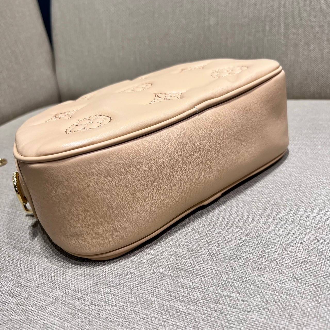 LV EXCLUSIVE VIP COSMETICS BAG ไอเท็มเอ็กซ์คลูซีฟ รุ่นหายาก กระเป๋าใส่เครื่องสำอางค์เอนกประสงค์ ที่นำมาประยุกต์ใช้เป็นกระเป๋าสะพายประจำวันได้ เพราะพิเศษมากแถมสายสะพายมาให้ วัสดุหนังลูกวัวฟอกสี นิ่มมาก เปิด-ปิดด้วยซิป ภายในโล่งกว้าง มีช่องแบ่งสัดส่วนให้ จั