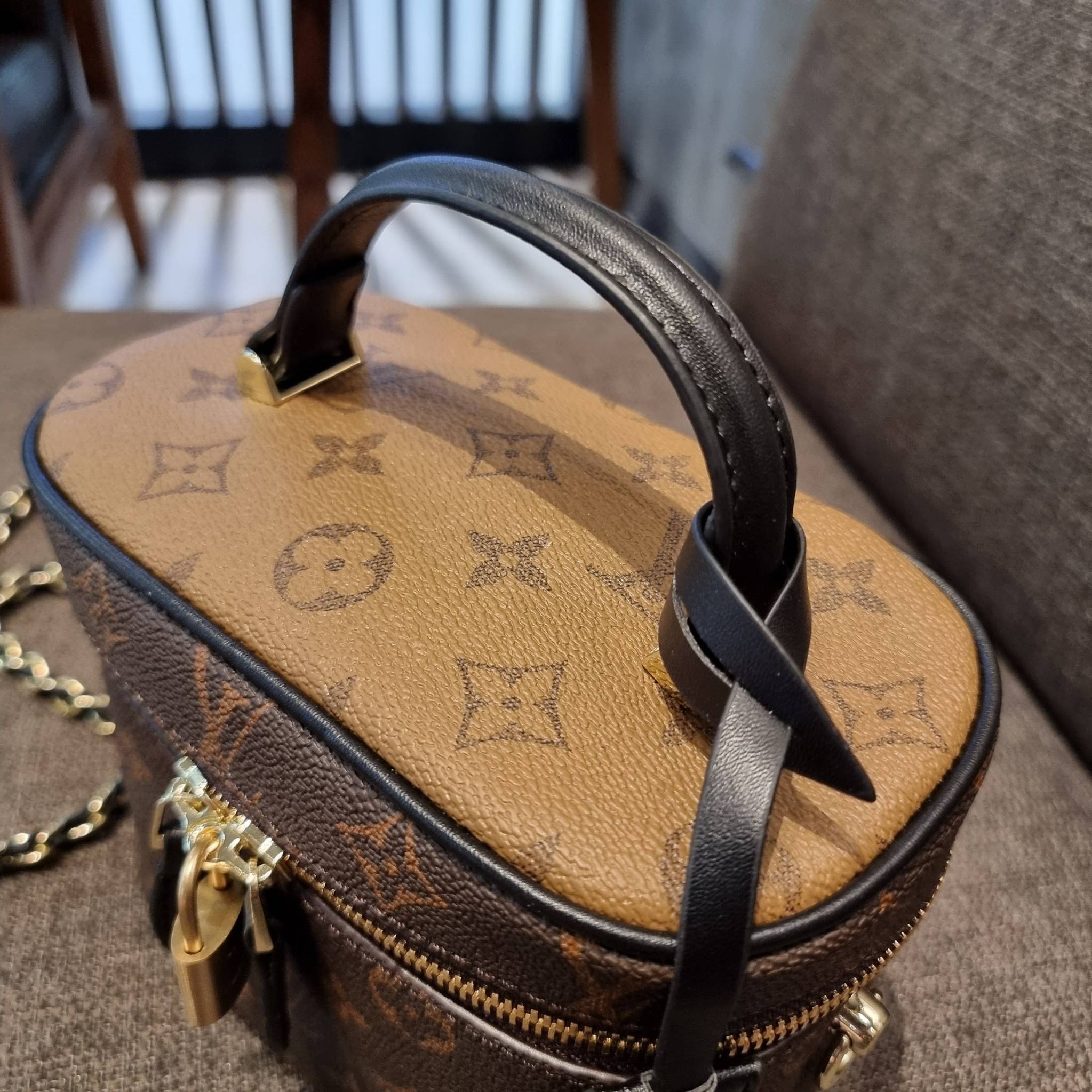 LV EXCLUSIVE VIP COSMETICS GIFT BOX กระเป๋าถือ/สะพาย สวยอยู่ทรง มาพร้อม box set สุดหรู adapt ใช้เป็นกระเป๋าเก็บเครื่องสำอางค์ ถือเชิดๆ หรือสะพายเลิศๆ ไปเที่ยว ไปไหนๆก็ดูแพง!! สวยจริงจัง!! พิเศษ!! มาพร้อมแม่กุญแจล็อคครบชุด และพวงหนังห้อย คุ้มมากๆแม๊!! ทุกด