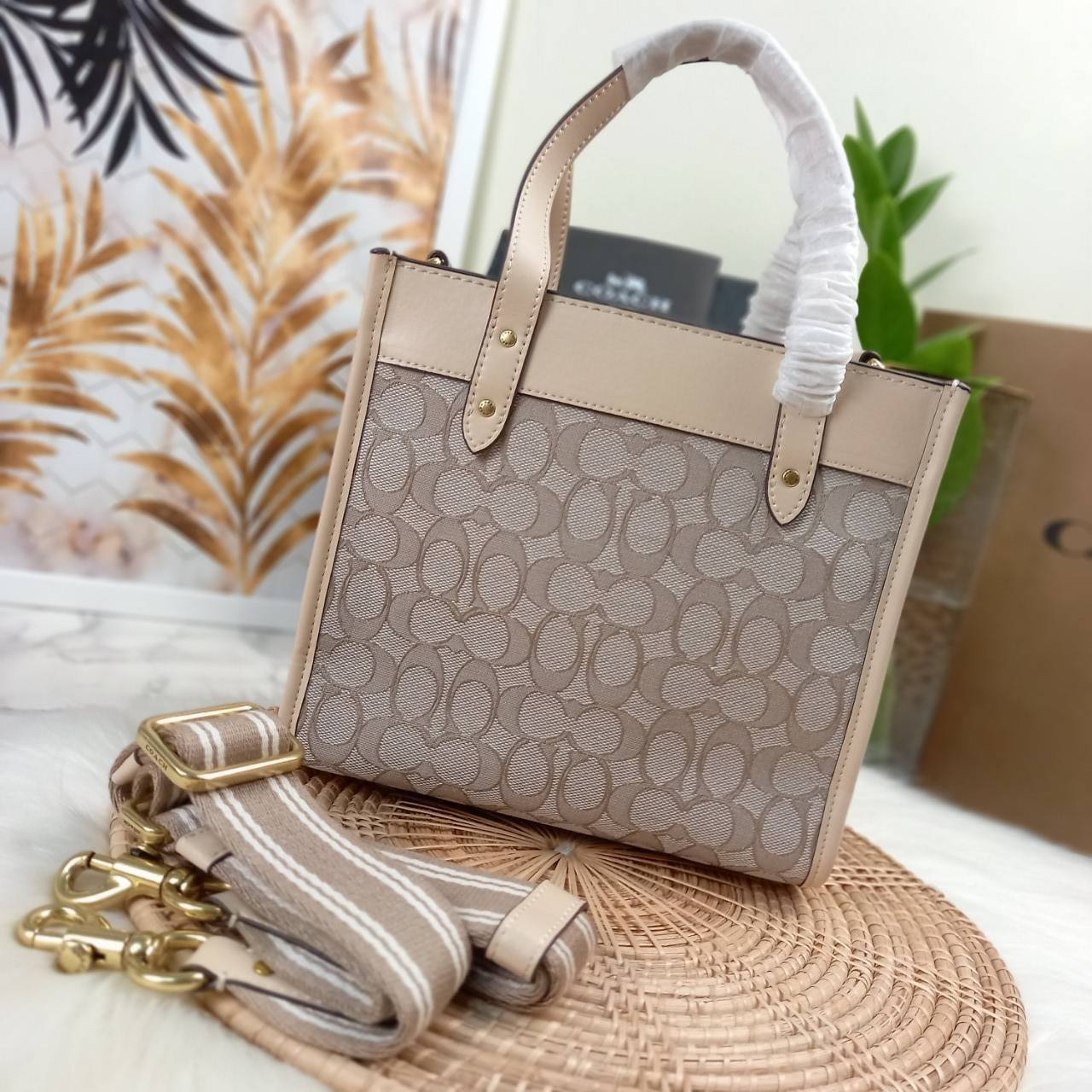 ใบนี้ ช่วยให้ชีวิตง่ายขึ้นเยอะเลย🌈🌺>>COACH FIELD TOTE 22 IN SIGNATURE JACQUARD(COACH C3865) 🍁กระเป๋าถือ สะพาย รุ่น Unisex ใช้ได้ทุกเพศวัย ขนาดเหมาะต่อการใช้งานในแต่ละวันมากๆ //วัสดุ jacquard ลาย signature ตกแต่งดีเทลด้วยหนังแ