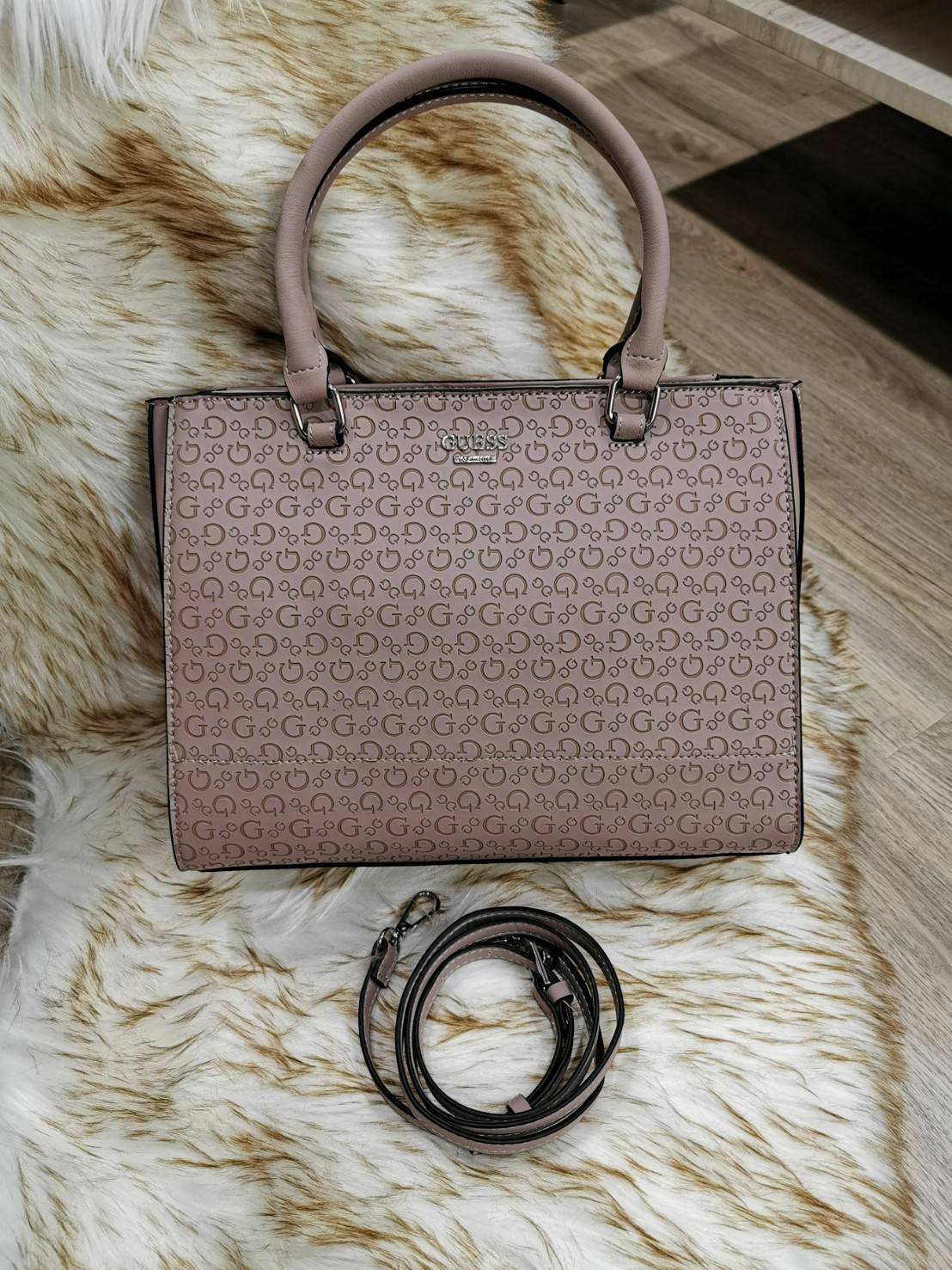 GUESS SINGNATURE SHOPPER BAG กระเป๋าถือหรือสะพายรุ่นล่าสุดจาก GUESS FACTORY หนังสวยอยู่ทรงปั้มลาย Singnature Brand รอบใบ ด้านหน้าประดับโลโก้แบรนด์ หูหิ้วเเข็งเเรงพับลงได้ เปิดปิดด้วยซิปสะดวกใช้ ขนาดกำลังดี ภายในมีช่องซิปและช่องใส่ของ กว้างและจุ น้ำหนักเบา