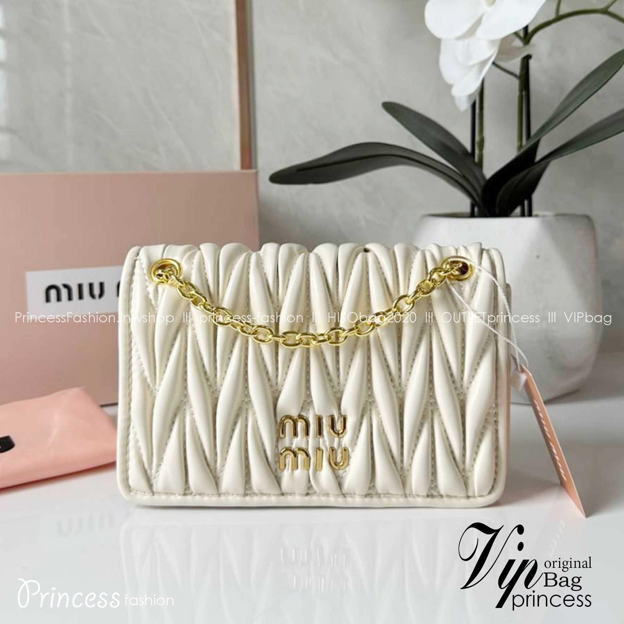Miu Miu Matelassé Nappa Leather Mini Bag / Miu Miu Woman’S Bag Chain Mini bag กระเป๋ามินิรูปทรงสี่เหลี่ยมวัสดุหนังNappa มีความนุ่มมือและเงางาม