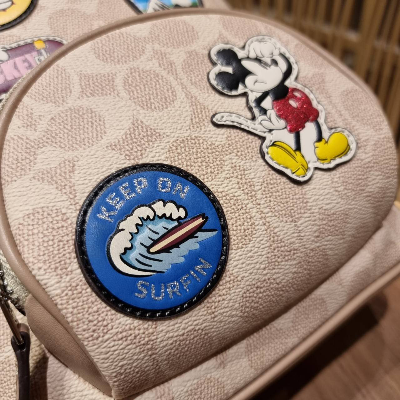 COACH 3892 DISNEY MICKEY MOUSE x COACH SIGNATURE SMALL BACKPACK เป้รุ่นลิมิเต็ดสุดหายาก!! คิ้วท์ๆ น่ารักน่าใช้มากๆ ด้วยดีไซน์ที่โดดเด่น 🎒💓 วัสดุหนังแคนวาสคุณภาพดี มีช่องซิปแยกให้หลายช่อง สายสะพายปรับได้ตามถนัด รุ่นนี้ขับผิวดีมากๆ ถ่ายรูปได