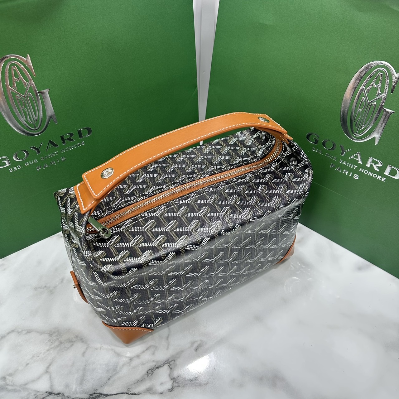 ORI หนังแท้ | Goyard Bowling 25 Toiletry Bag / Goyard Pouch กระเป๋าทรงพอช พร้อมสายถือจับถนัดมือใช้งานง่ายกะทัดรัด ตอบโจทย์ความเรียบง่ายแต่คลาสสิก ใช้ได้ทั้งชายหญิง หรูหรา ติดแกรมที่สุด เป็นรุ่นตามหา ที่ตอนนี้มีพร้อมส่งแล้วค่า