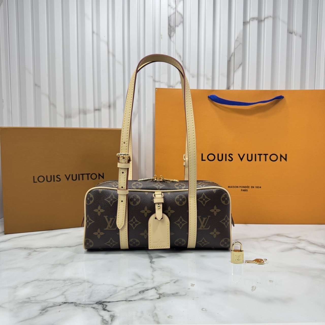ORI หนังแท้ | LV Hang On bag กระเป๋าสะพายดีไซน์วินเทจ ปรับดีไซน์กระเป๋าถือรุ่น Cité คลาสสิกจากยุค'80s เป็นทรงโบว์ลิ่งร่วมสมัย