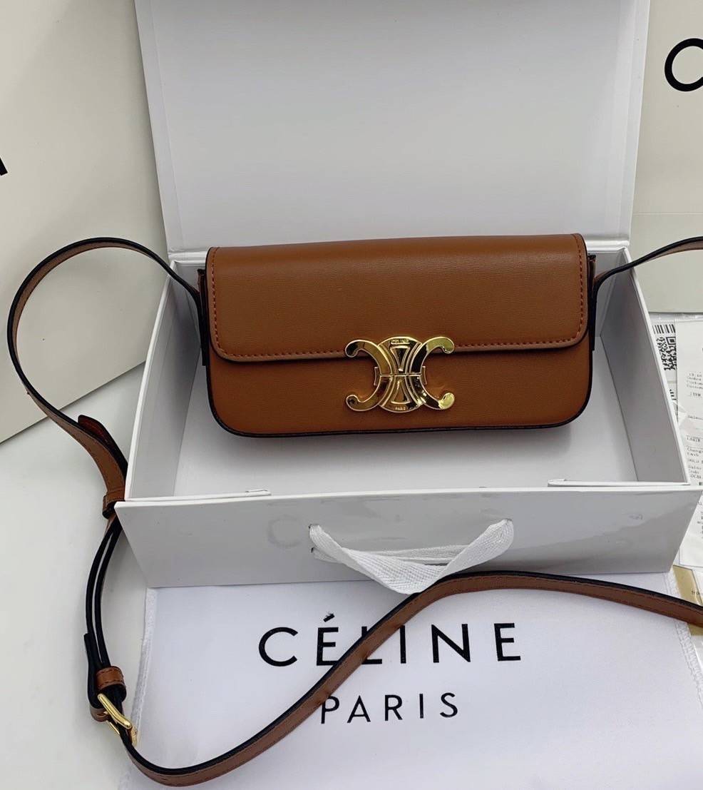 CELINE TRIOMPHE SHOULDER BAG VIP GIFT WITH PURCHASE-GWP พรีเมี่ยมกิ๊ฟ Limited Edition จาก CELINE PERFUME DUTY FREE COUNTER วัสดุหนังแกะสังเคราะห์เรียบ ดีไซน์ยอดนิยมสไตล์สาว LISA ทรงเหลี่ยมสวยหรูอยู่ทรง