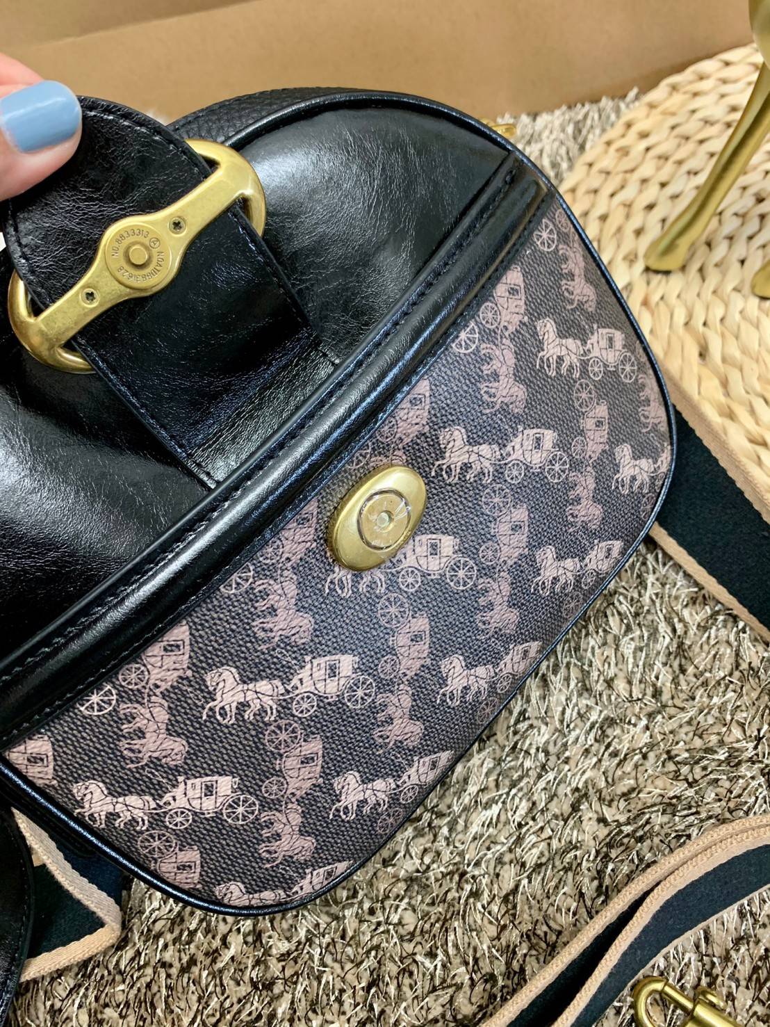 COACH KAT CROSSBODY WITH HORSE AND CARRIAGE PRINT ((88480//88544)) พร้อมส่งค่ะ! กระเป๋าสะพายแบบครอสบอดี้ร์ หนังแท้อย่างดี ตัวกระเป๋าเก๋ด้วยการพิมพ์ลายรถม้าค่ะ ด้านหน้ามีช่องกระดุมแม่เหล็กสำหรับใส่ของจุกจิกได้ พร้อมโลโก้แบรนด์สุดหรู