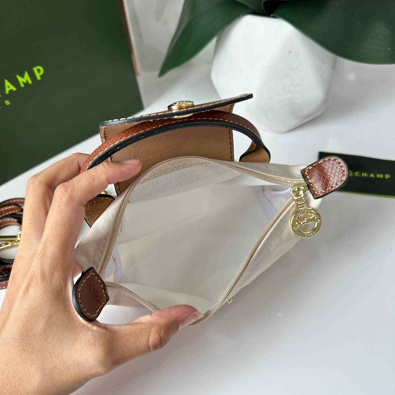 LONGCHAMP LE PLIAGE ORIGINAL Pouch with handle กระเป๋าใบเล็กขนาดกระทัดเหมาะกับใส่ของจำเป็นจุกจิก กันน้ำได้ พร้อมส่ง