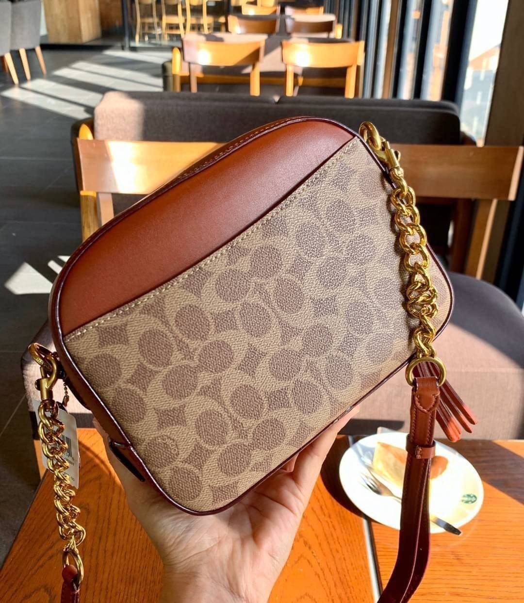 สินค้าขายดี พร้อมสีใหม่ 3สี ในไทยยังไม่มีค่ะ !! COACH SIGNATURE CROSSBODY BOX BAG ((F31208)) กระเป๋าสะพายวัสดุหนังแท้ จาก coach factory outlet หนังนิ่ม ทรงสวย ตัวกระเป๋าลายแบรนด์ ตัดขอบหนังเรียบได้สวยงามค่ะ ด้านหน้า-หลัง มีช่องสำหรับใส่ของ เปิดปิดกระเป๋าแ